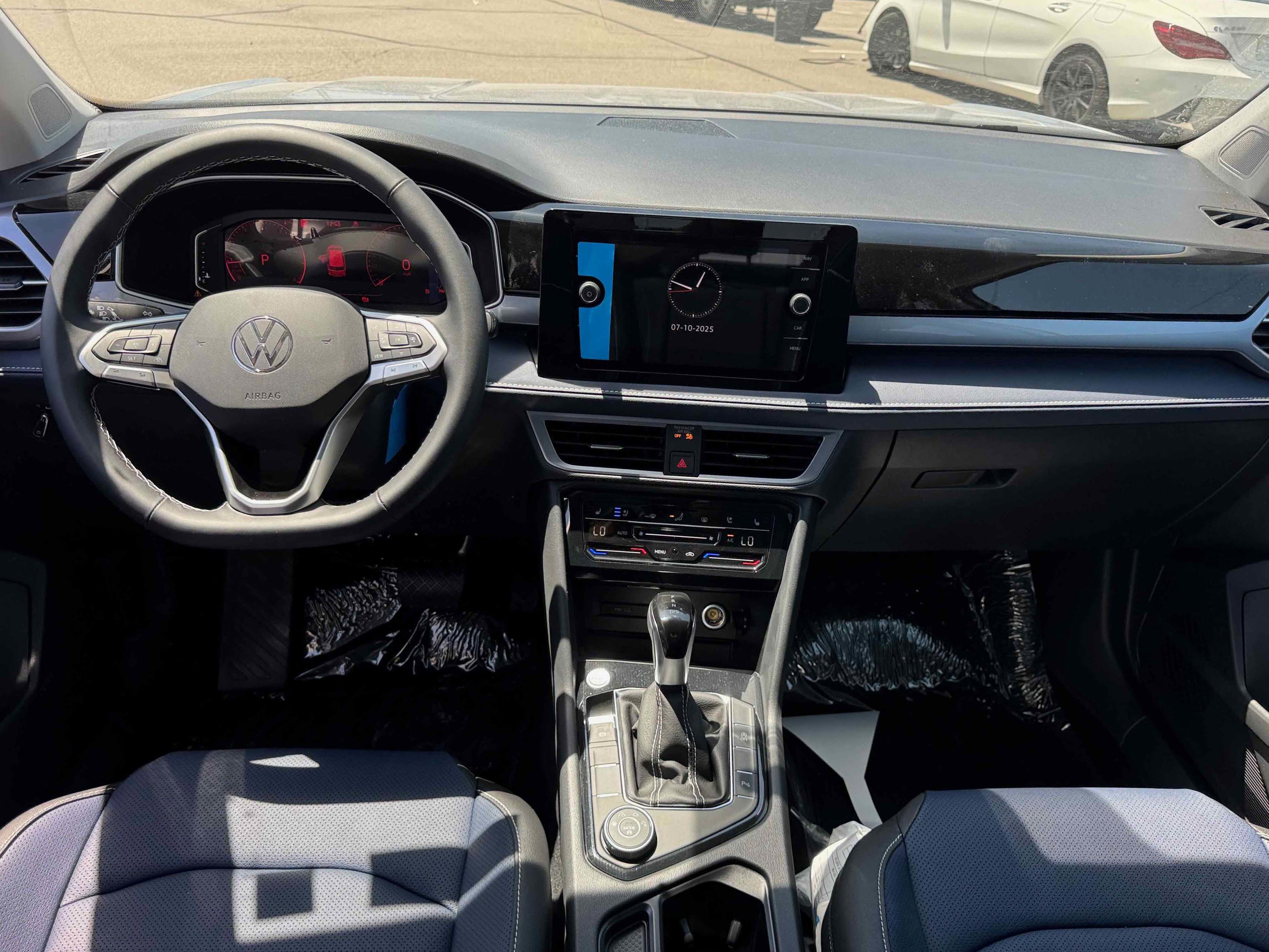 2025 Volkswagen Taos SEL