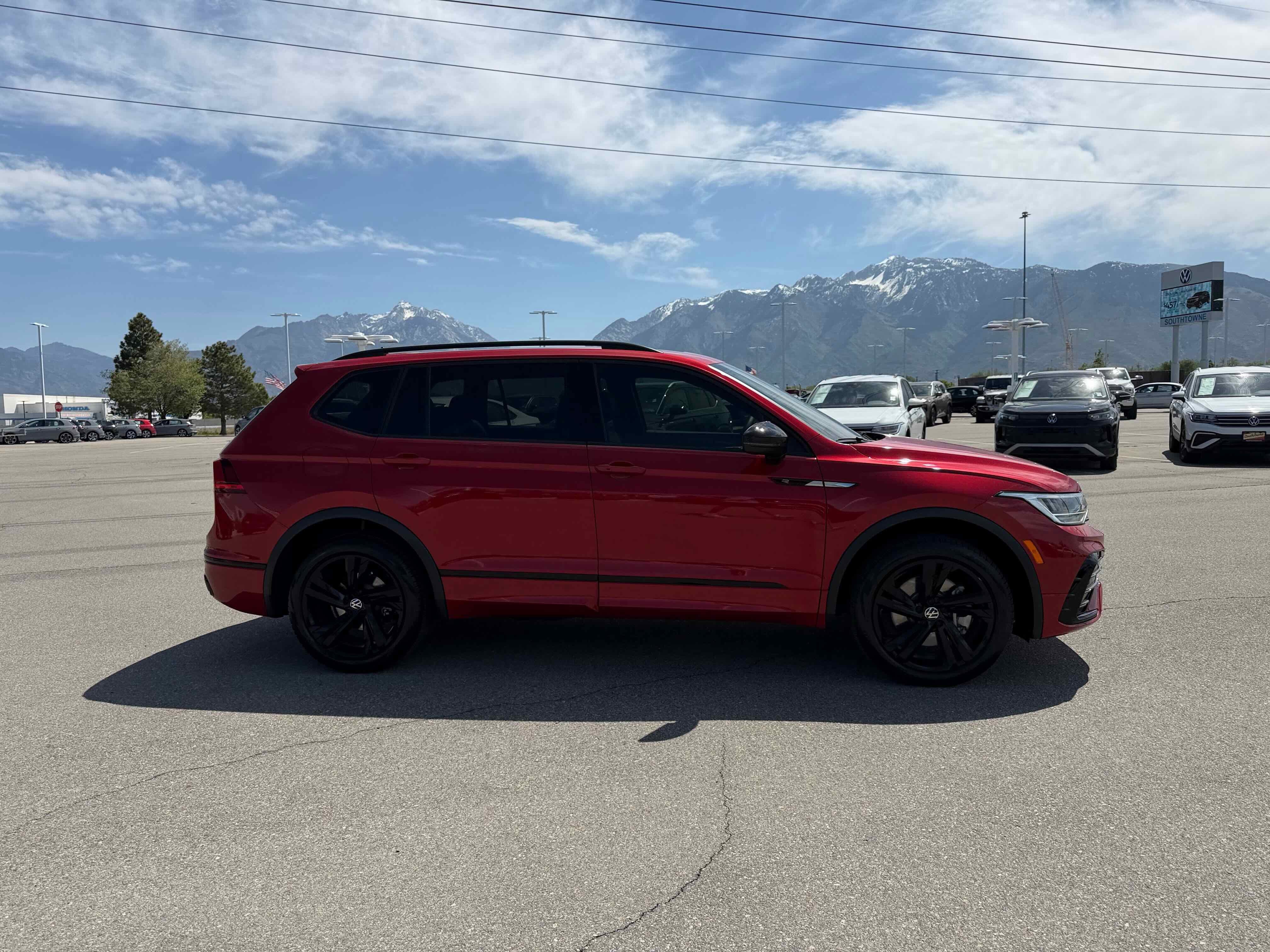 2024 Volkswagen Tiguan SE R-Line Black