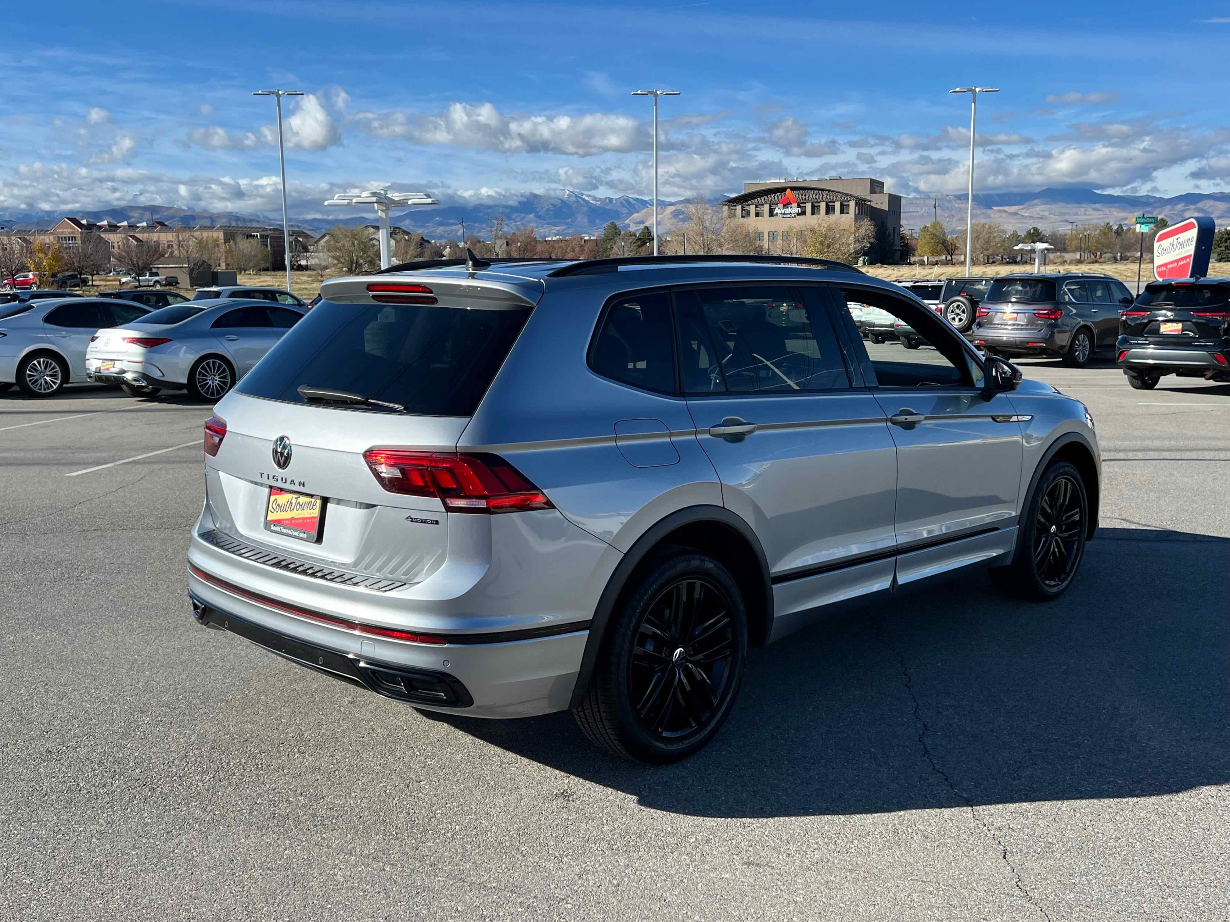 2022 Volkswagen Tiguan SE R-Line Black