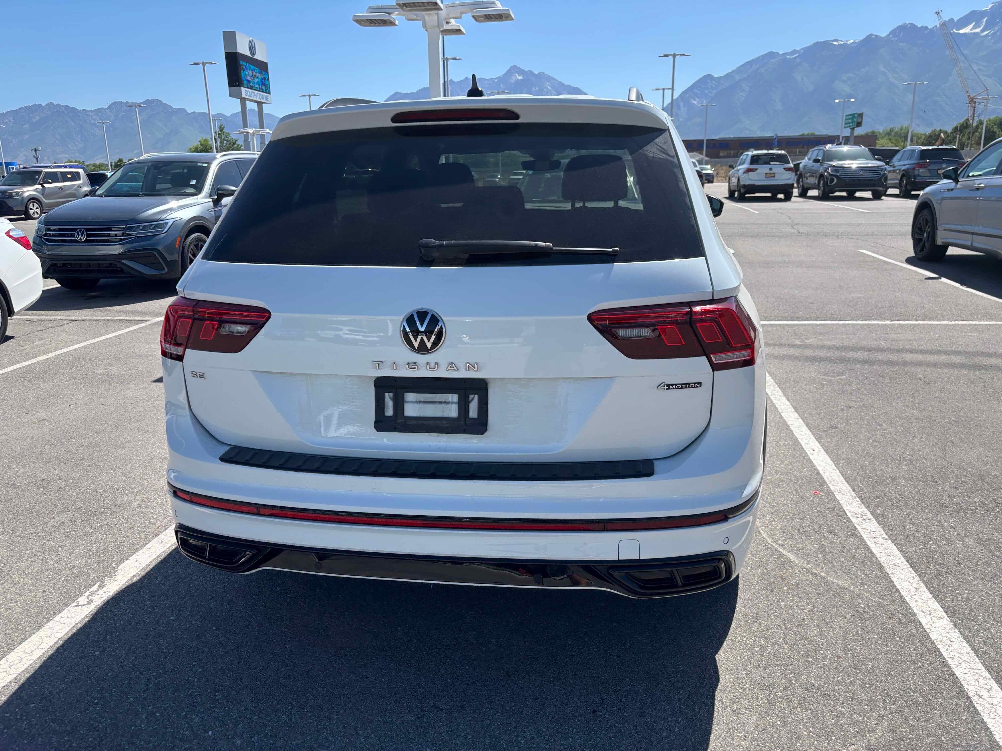 2024 Volkswagen Tiguan SE R-Line Black
