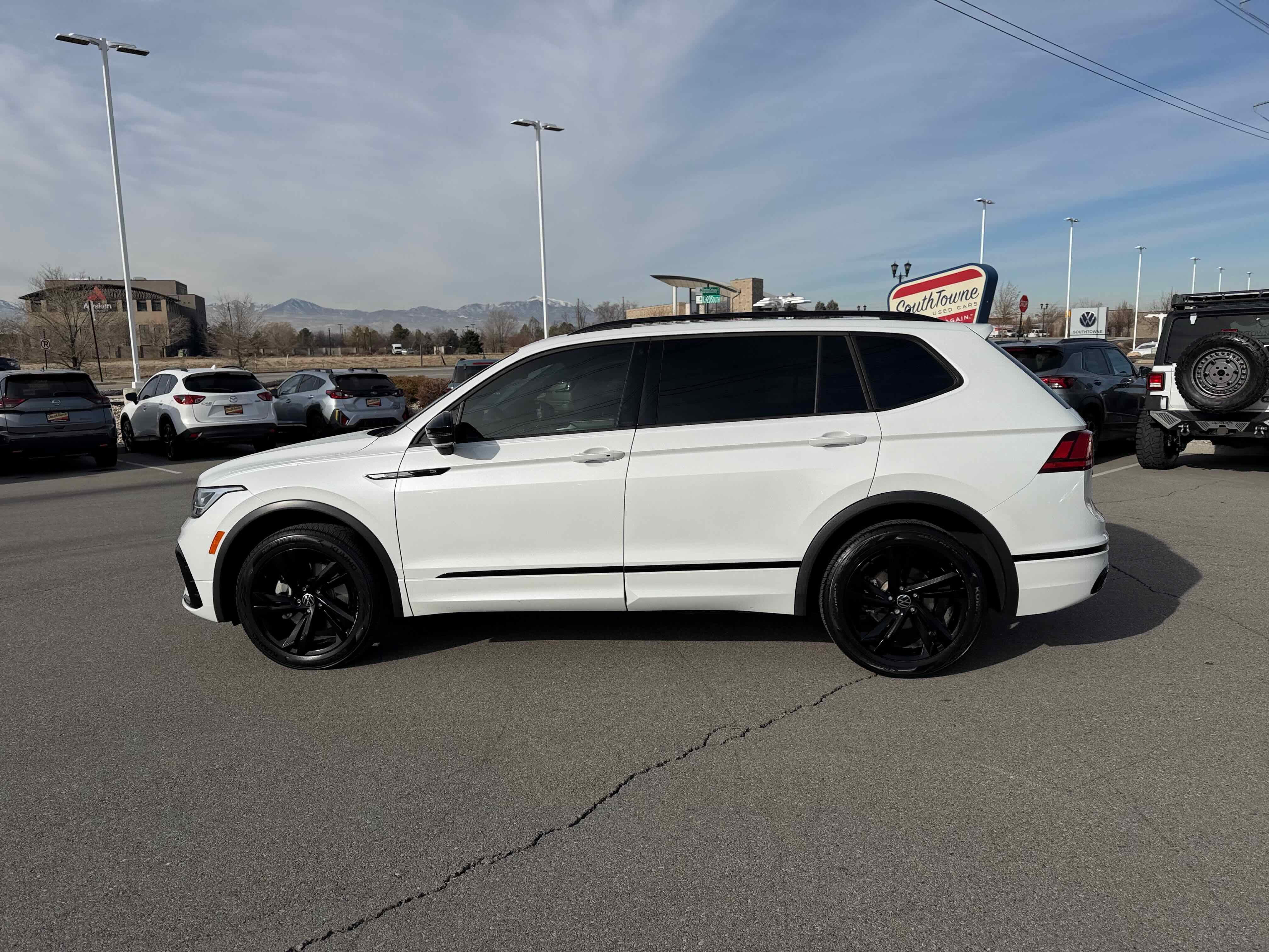 2024 Volkswagen Tiguan SE R-Line Black