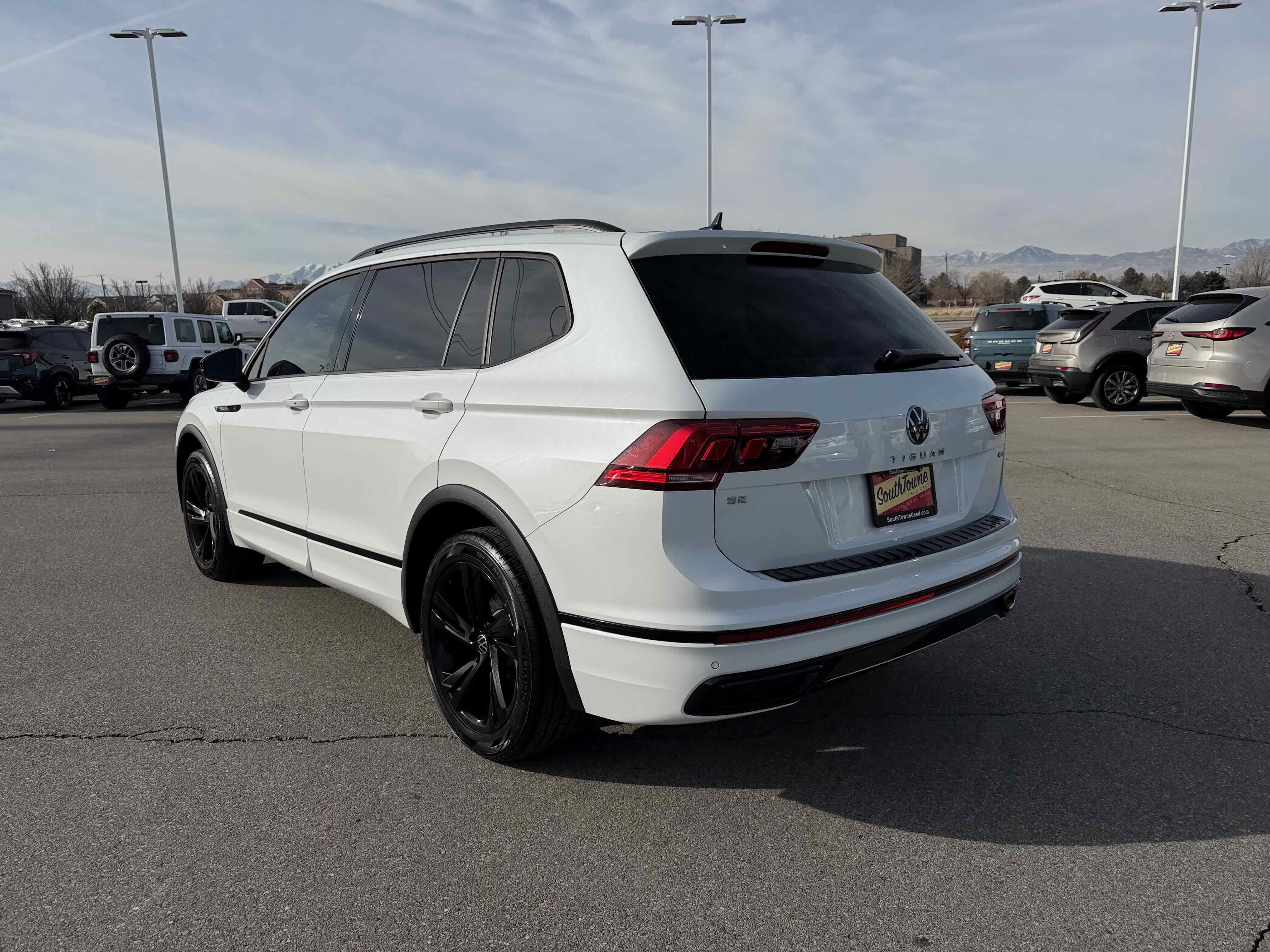 2024 Volkswagen Tiguan SE R-Line Black