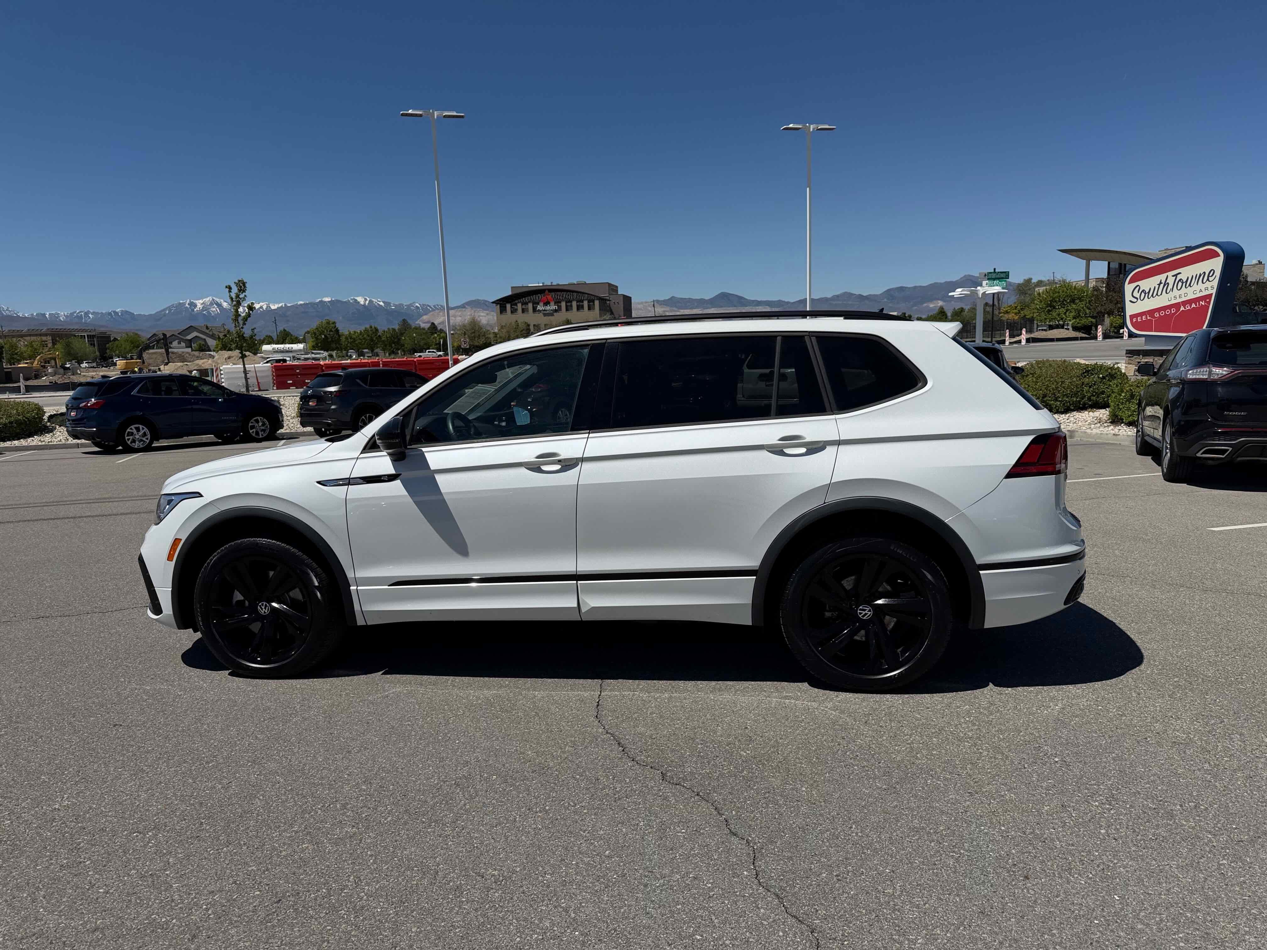 2024 Volkswagen Tiguan SE R-Line Black
