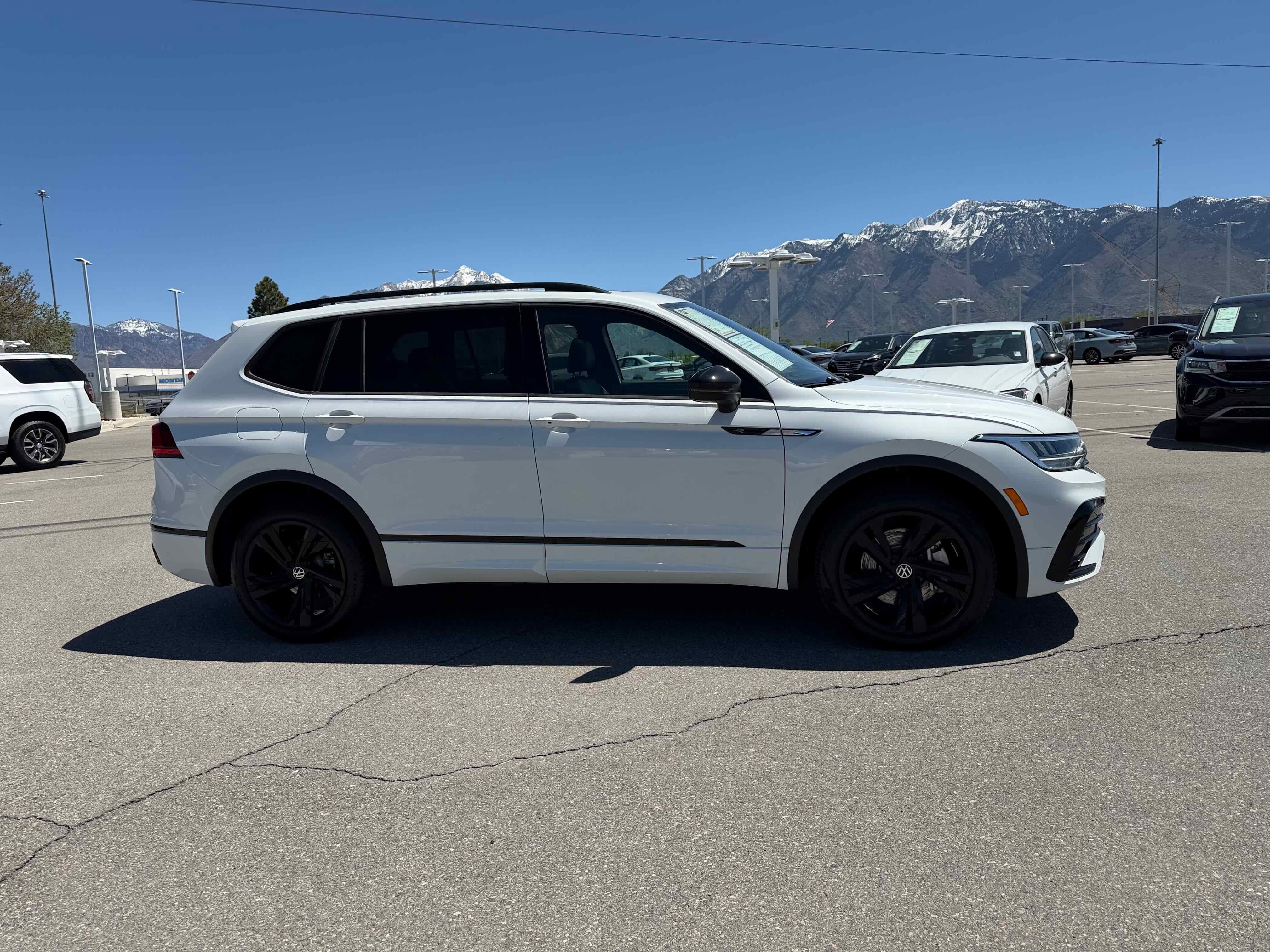 2024 Volkswagen Tiguan SE R-Line Black