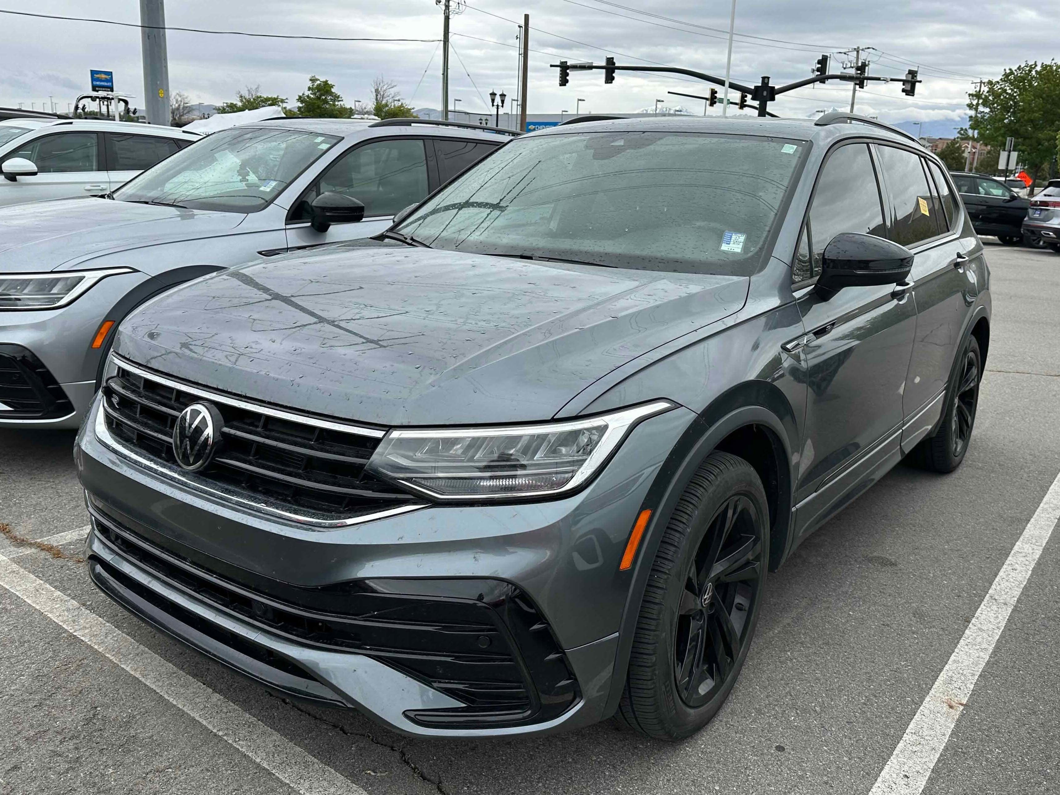 2023 Volkswagen Tiguan 2.0T SE R-Line Black's photo