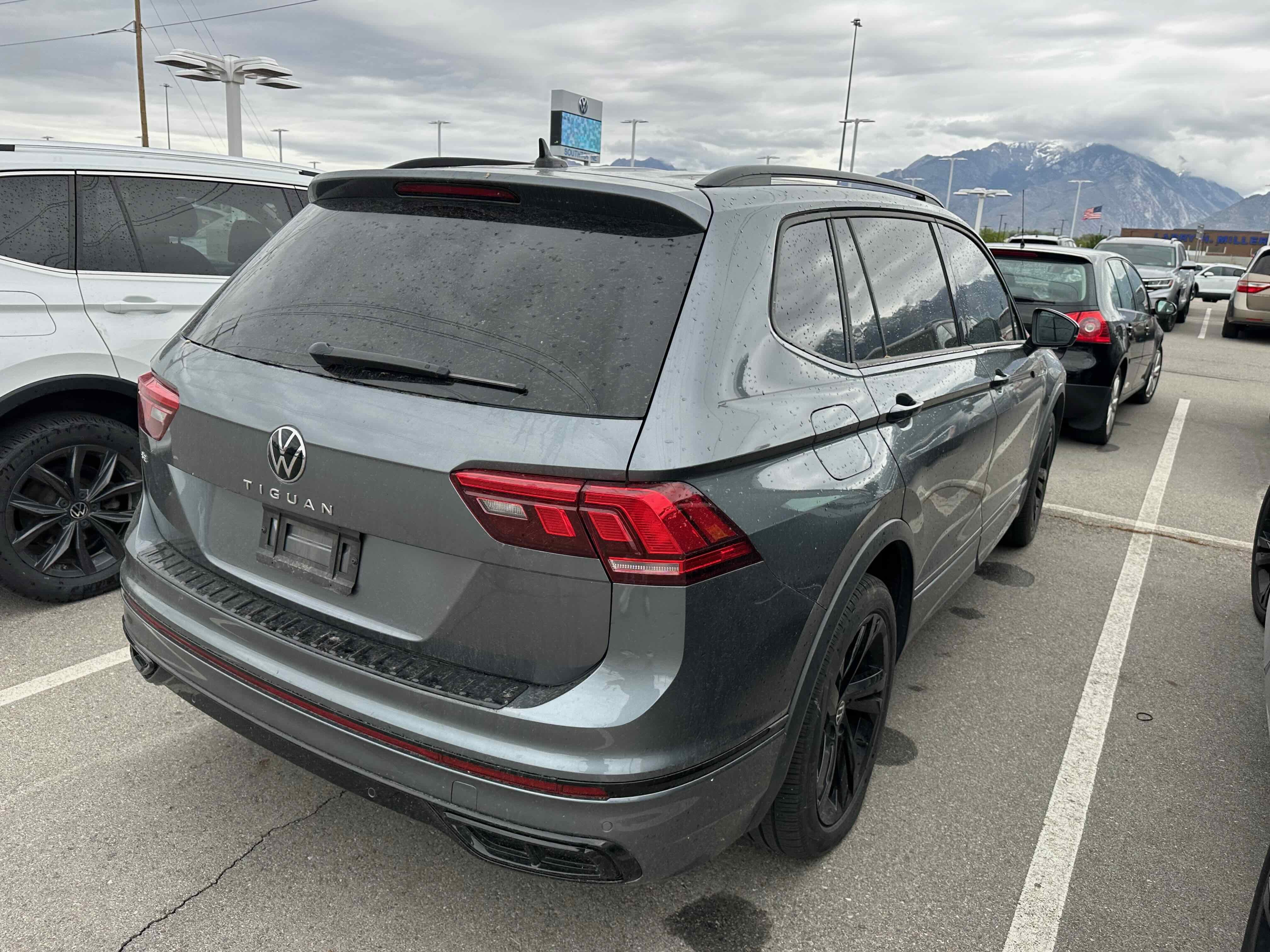 2023 Volkswagen Tiguan SE R-Line Black