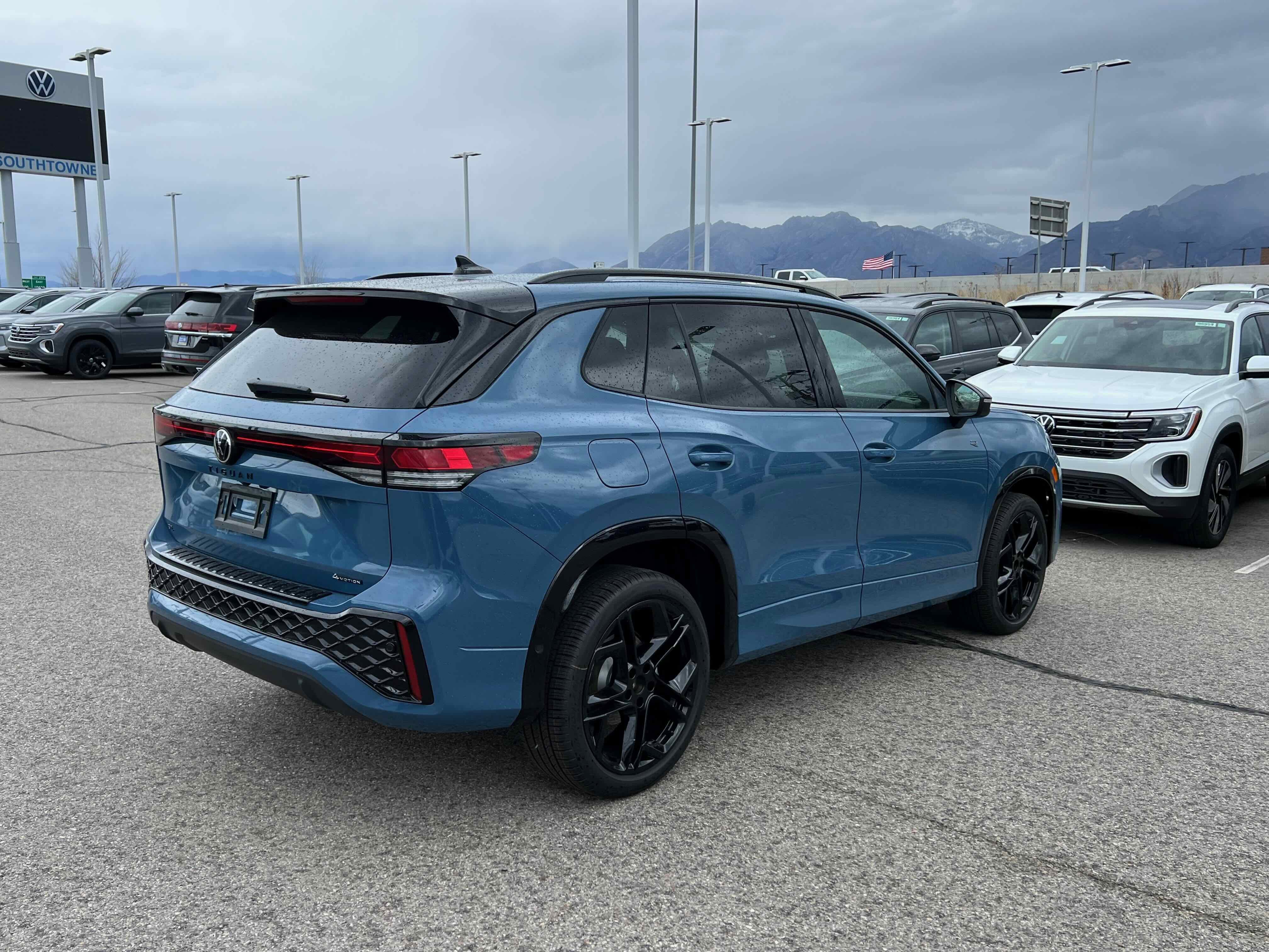 2026 Volkswagen Tiguan SE R-Line Black