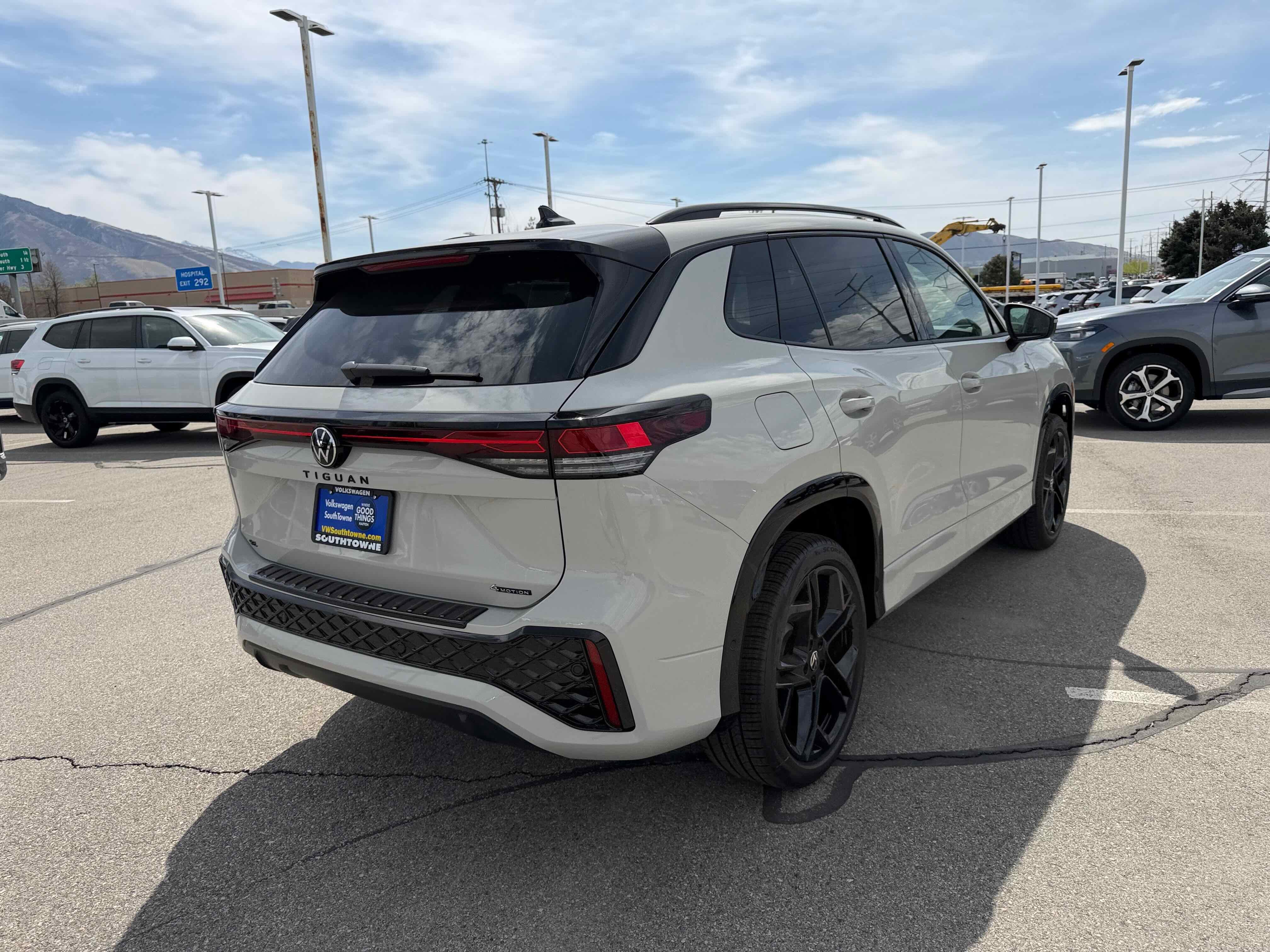 2026 Volkswagen Tiguan SE R-Line Black