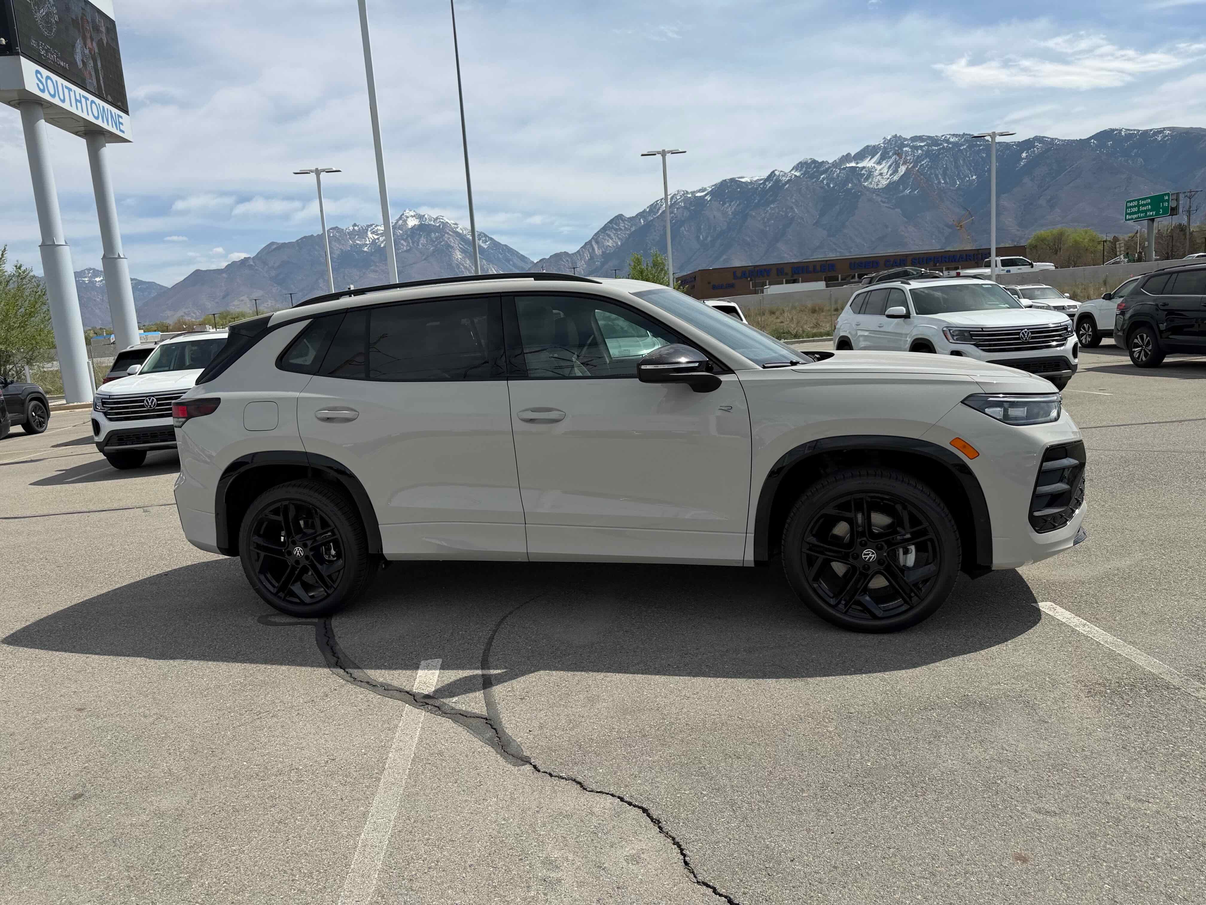 2026 Volkswagen Tiguan SE R-Line Black