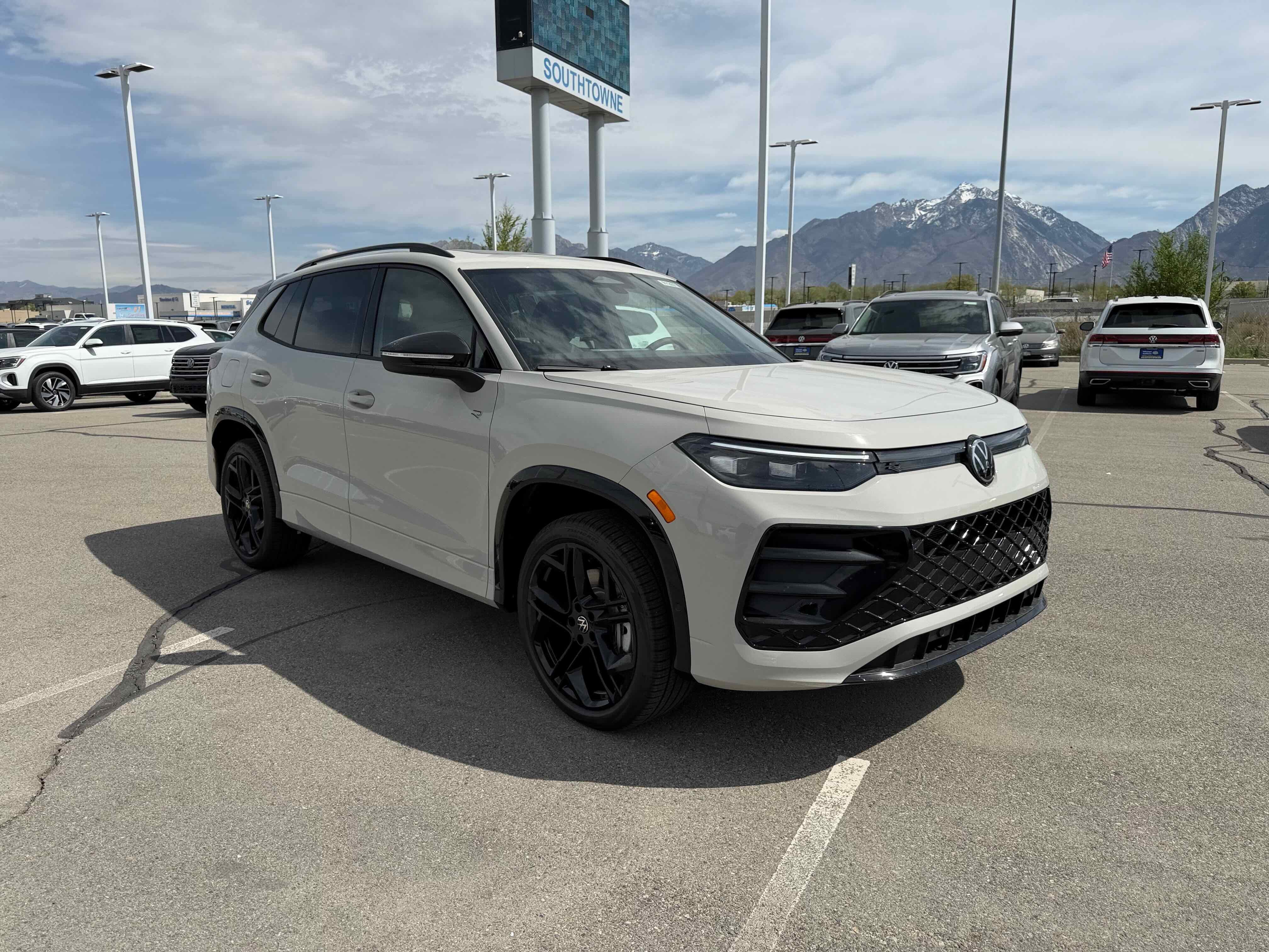 2026 Volkswagen Tiguan SE R-Line Black
