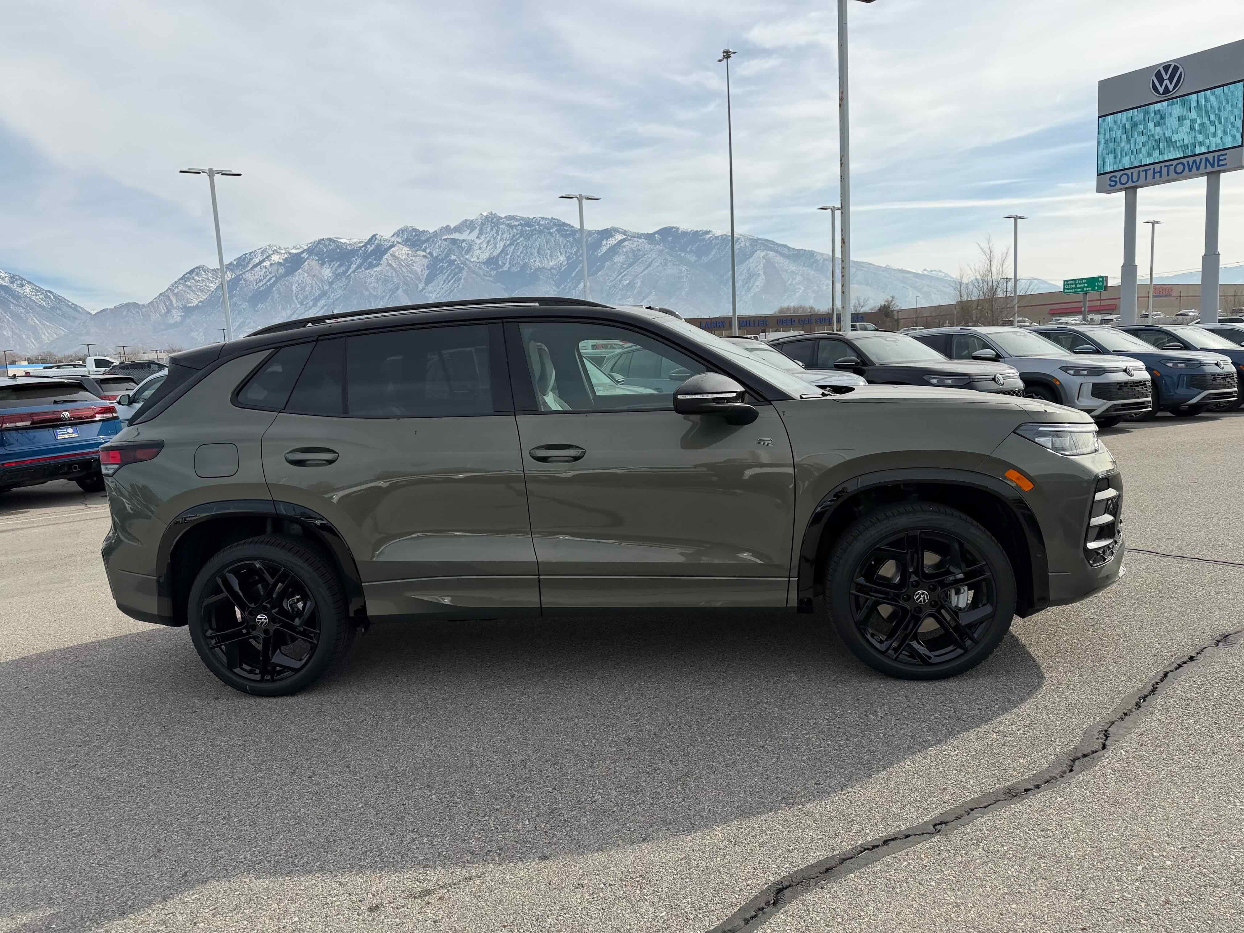 2026 Volkswagen Tiguan SE R-Line Black