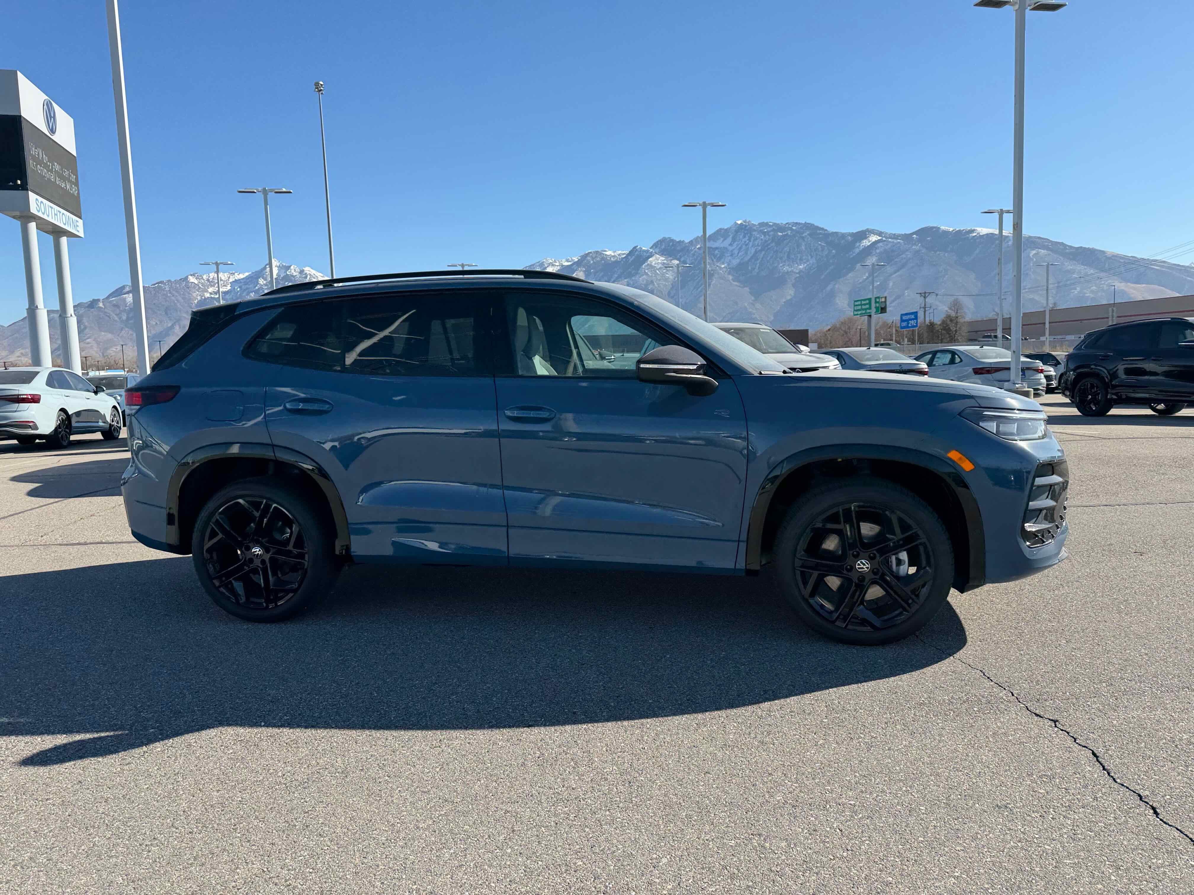 2026 Volkswagen Tiguan SE R-Line Black