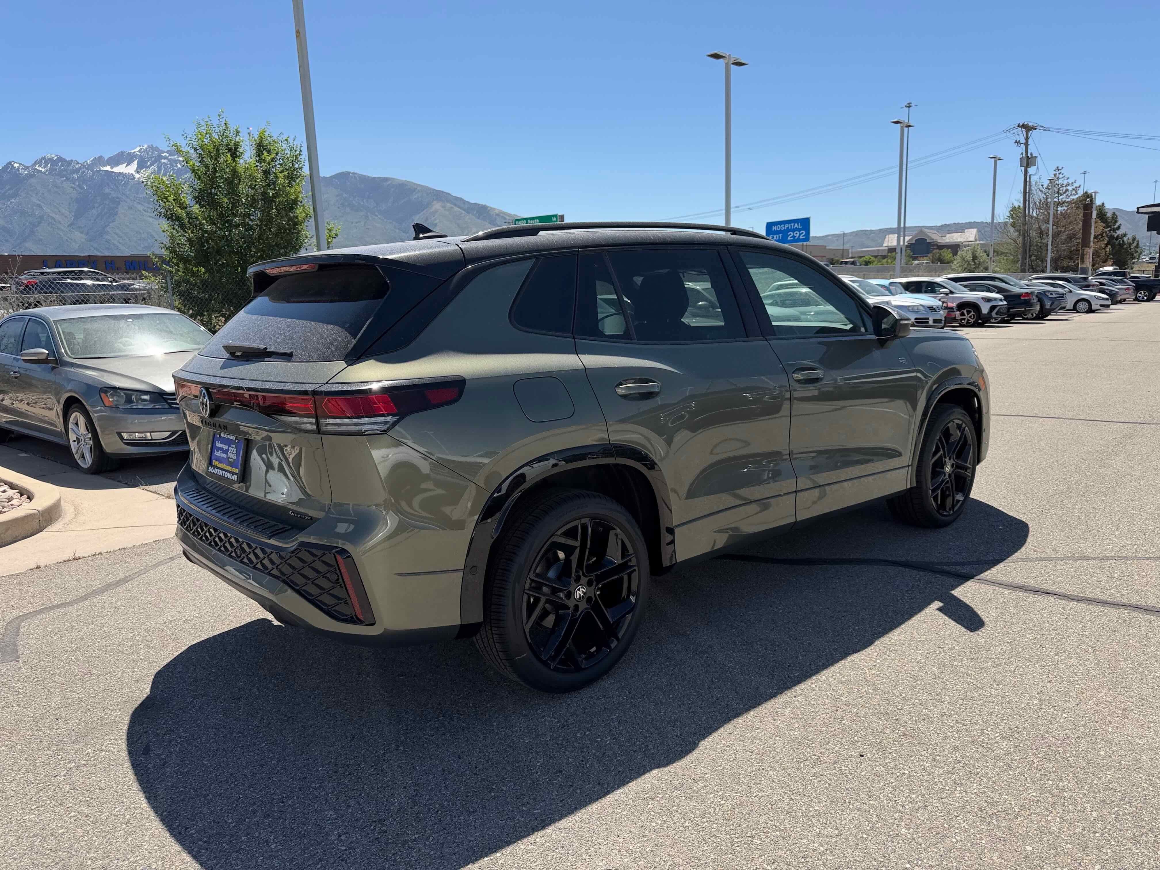 2026 Volkswagen Tiguan SE R-Line Black