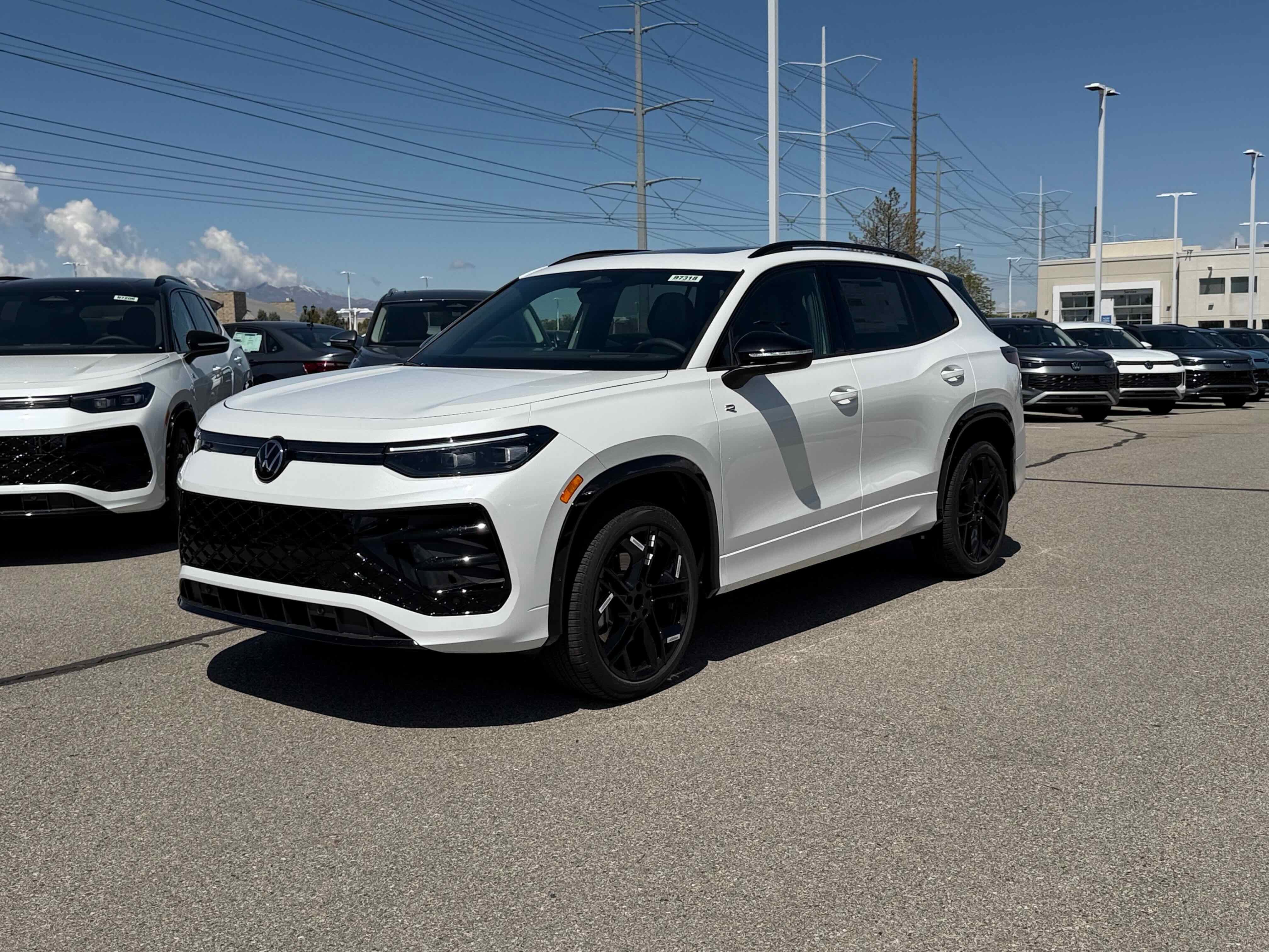 2026 Volkswagen Tiguan 2.0T SE R-Line Black 4Motion's photo