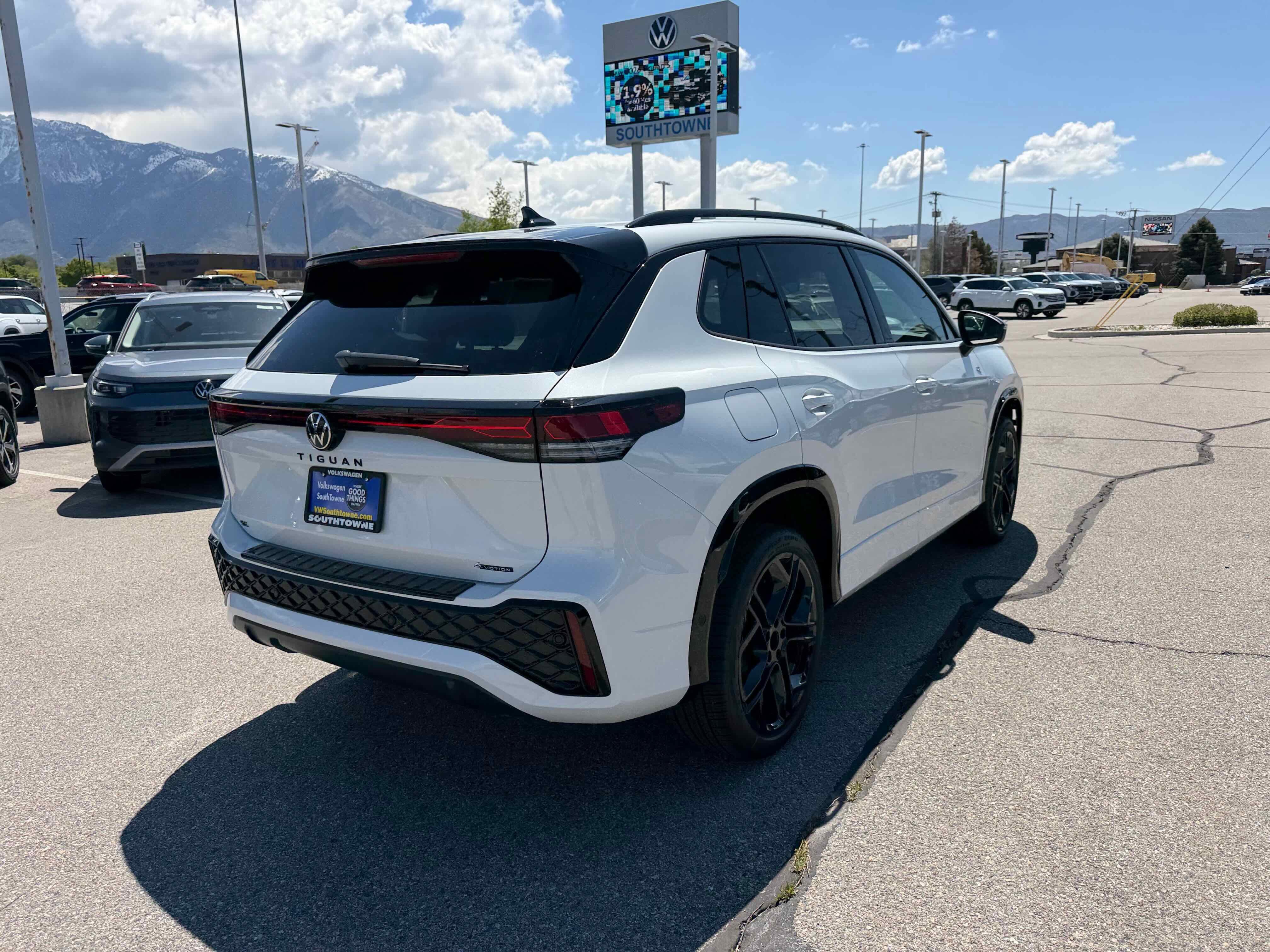 2026 Volkswagen Tiguan SE R-Line Black