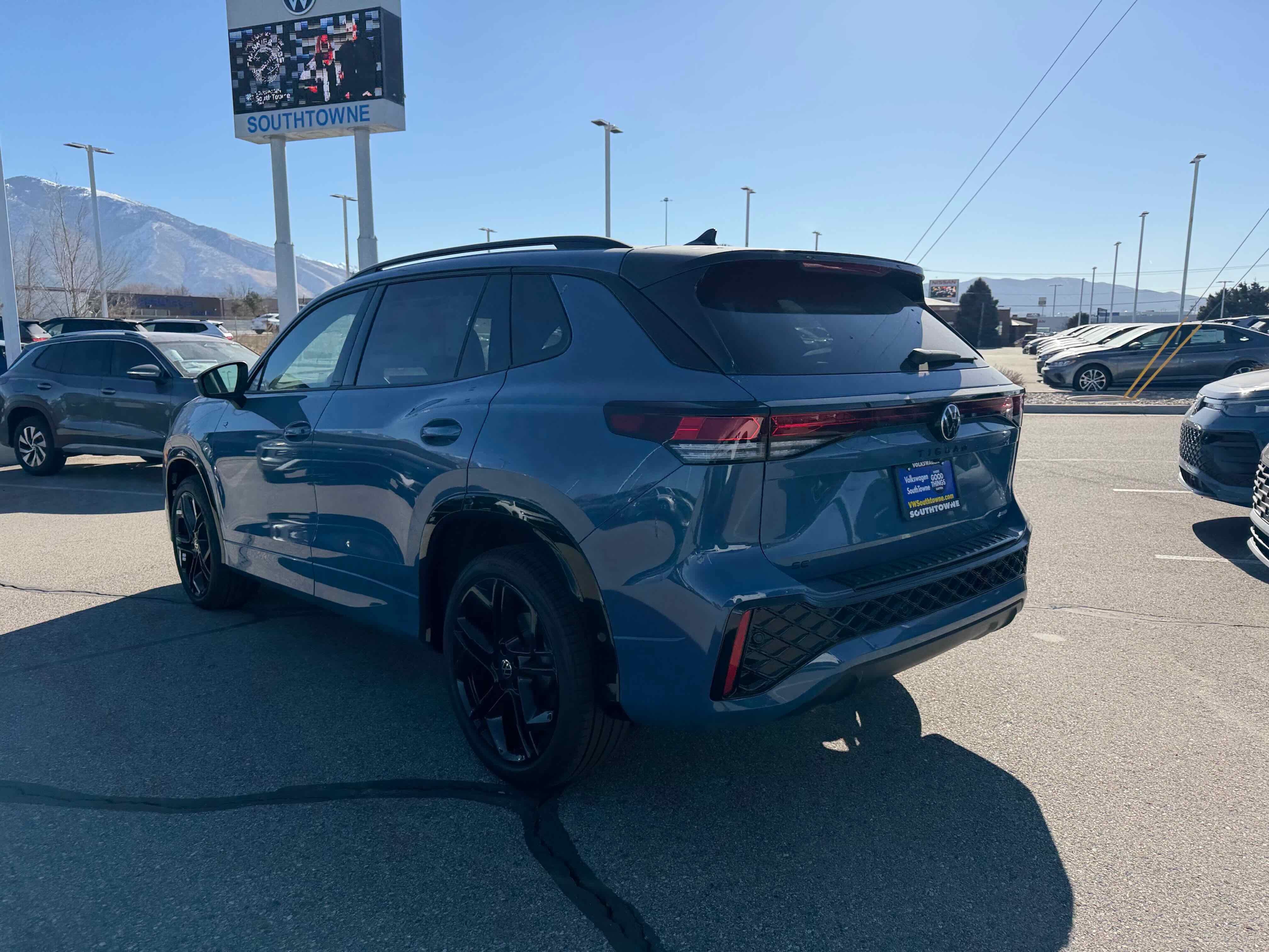 2026 Volkswagen Tiguan SE R-Line Black