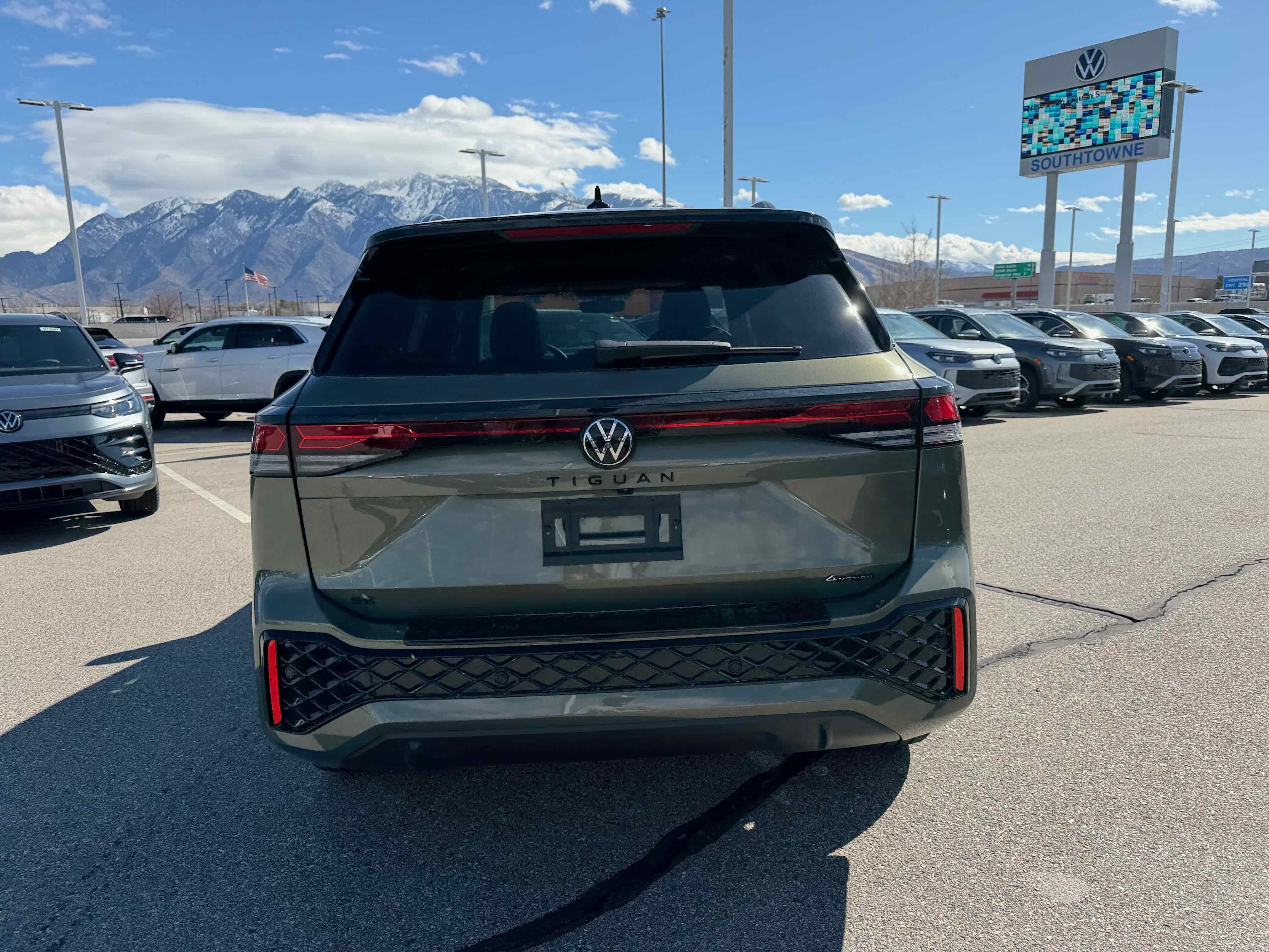 2026 Volkswagen Tiguan SE R-Line Black