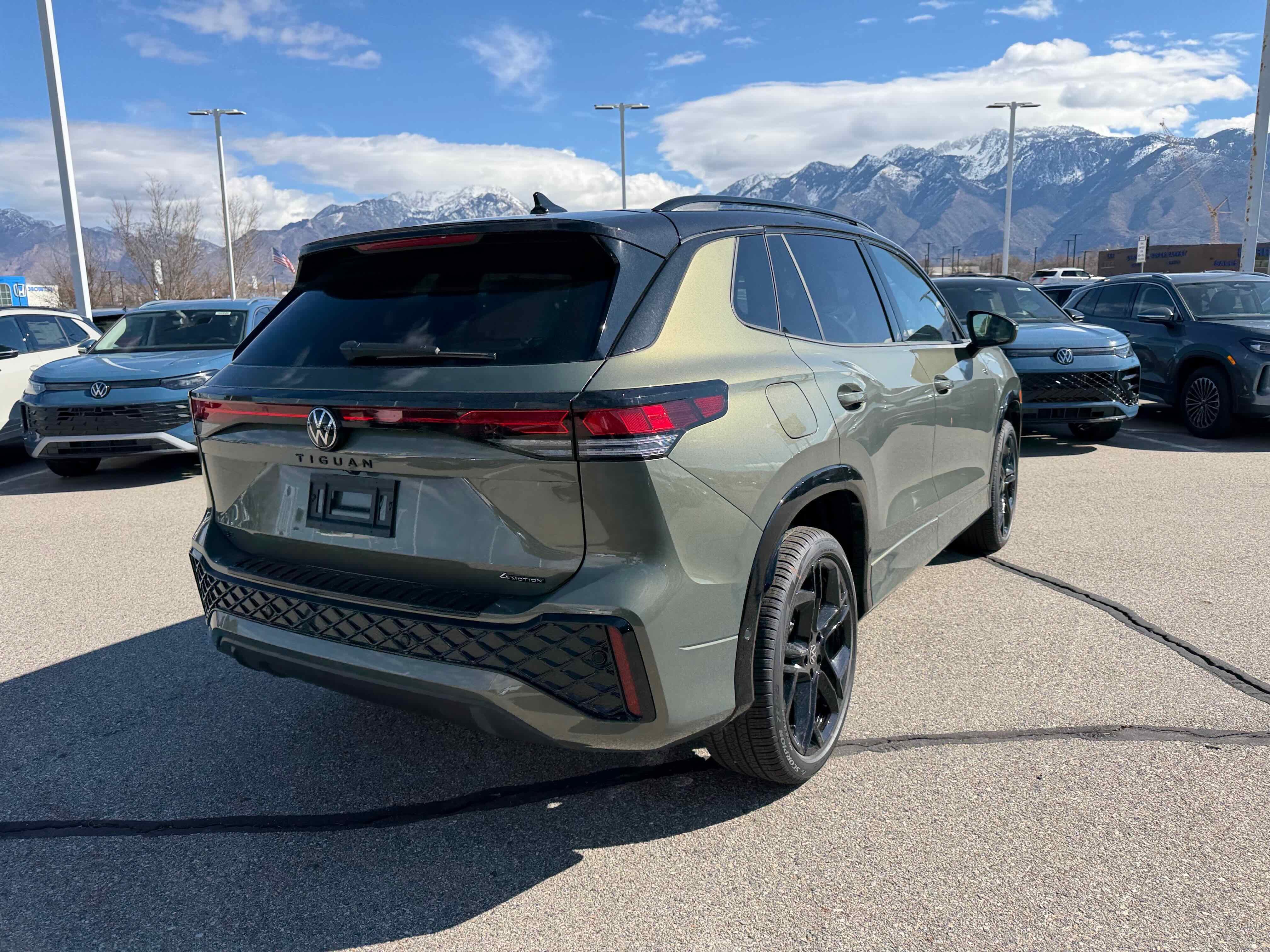 2026 Volkswagen Tiguan SE R-Line Black