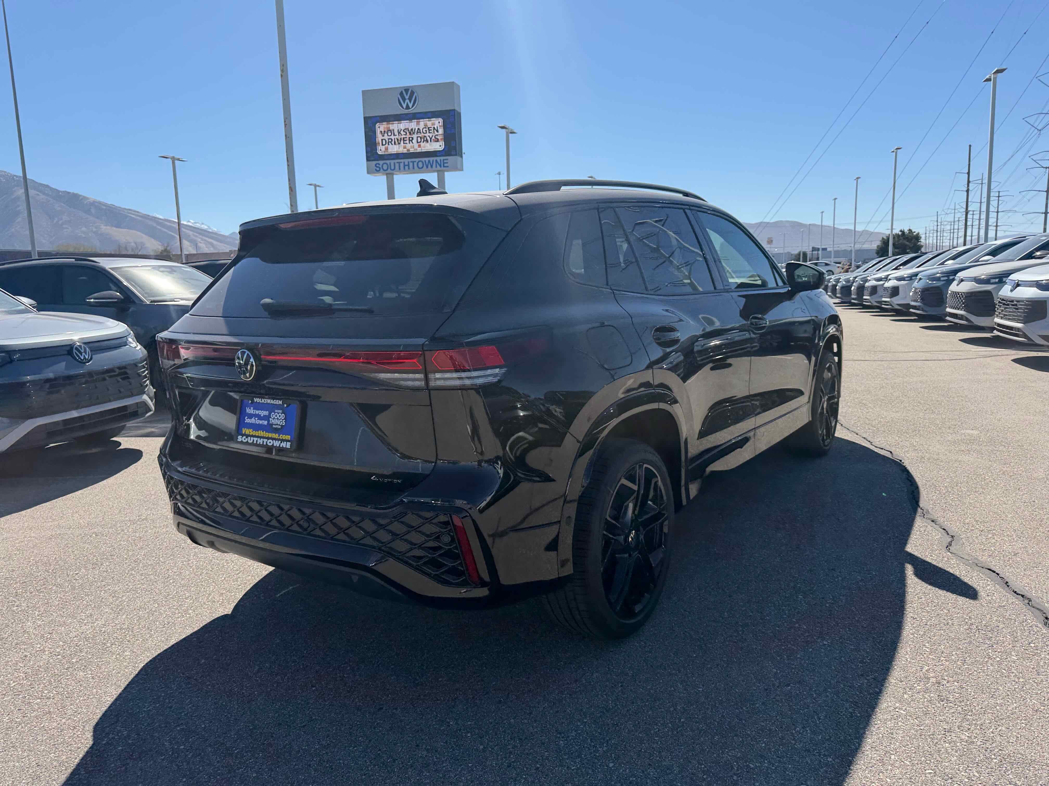 2026 Volkswagen Tiguan SE R-Line Black