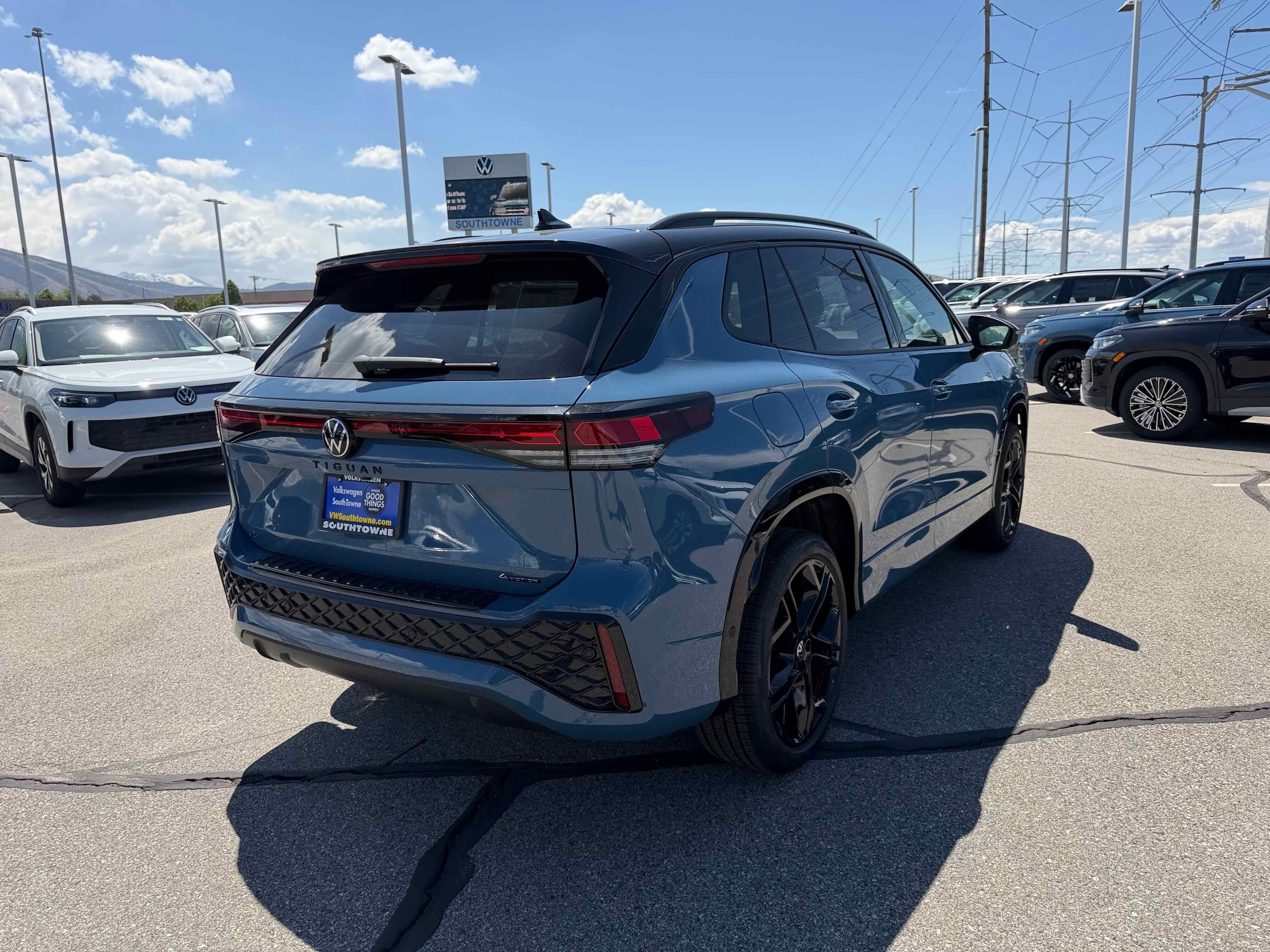 2026 Volkswagen Tiguan SE R-Line Black