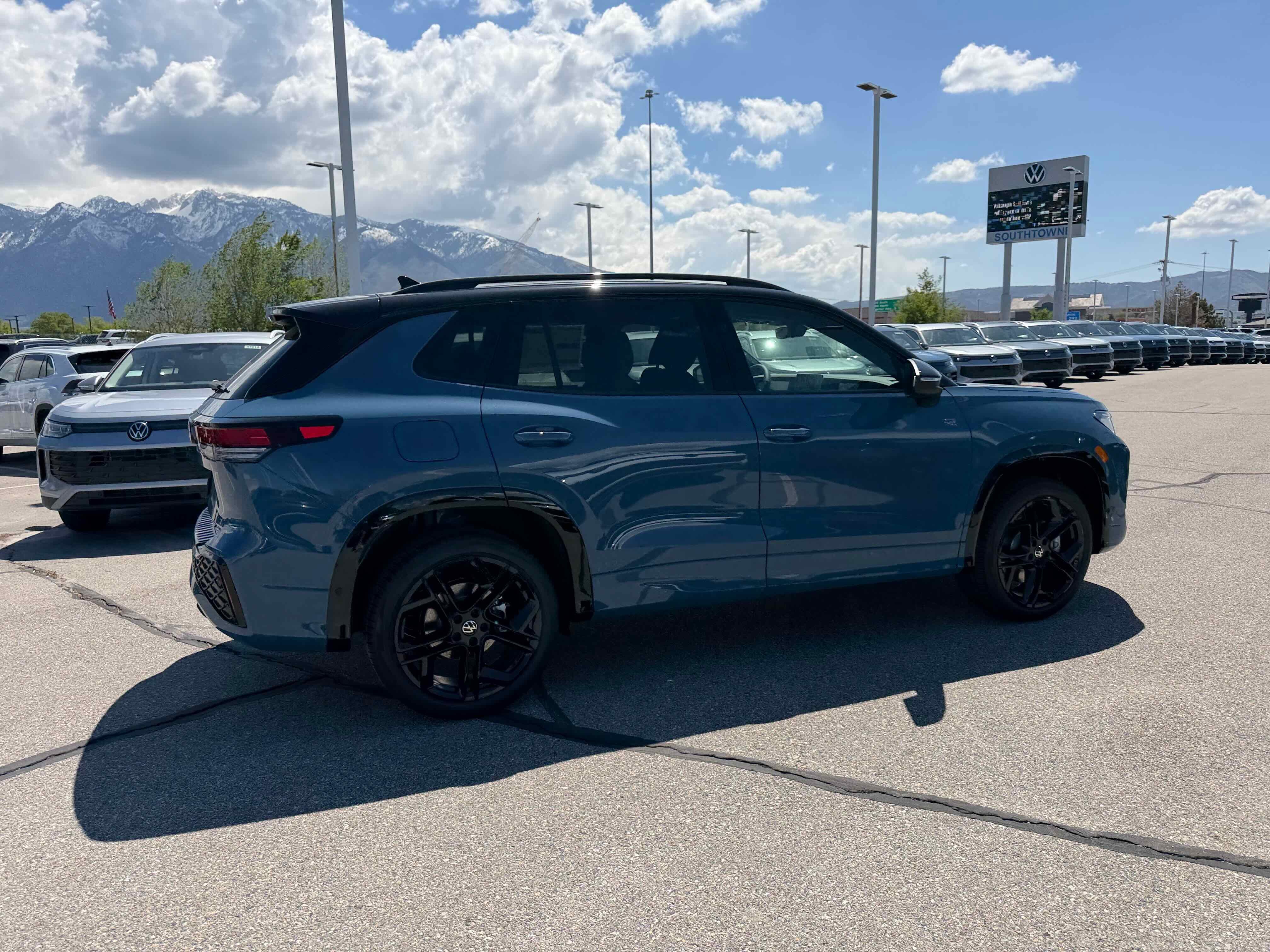 2026 Volkswagen Tiguan SE R-Line Black