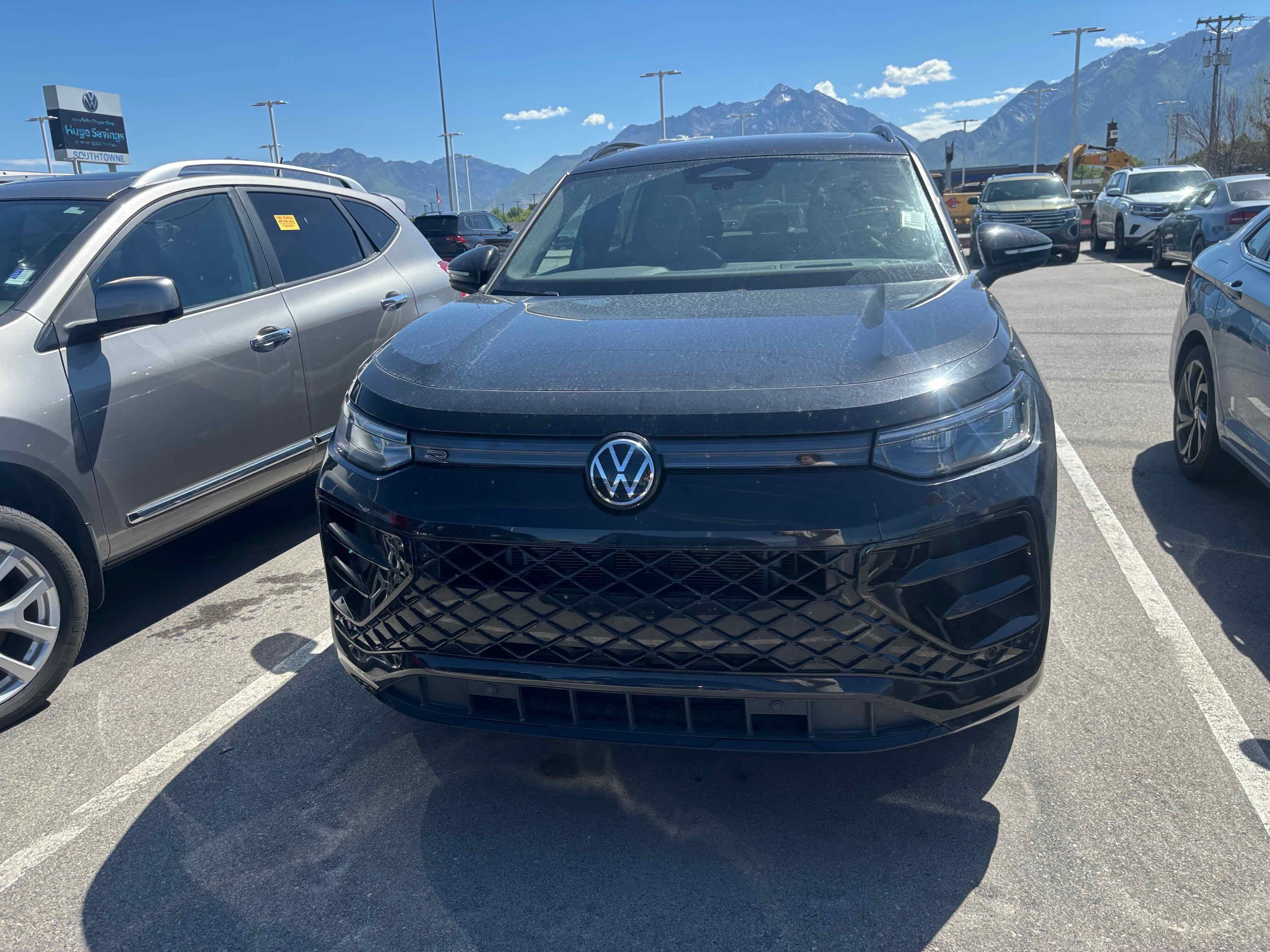 2025 Volkswagen Tiguan SE R-Line Black
