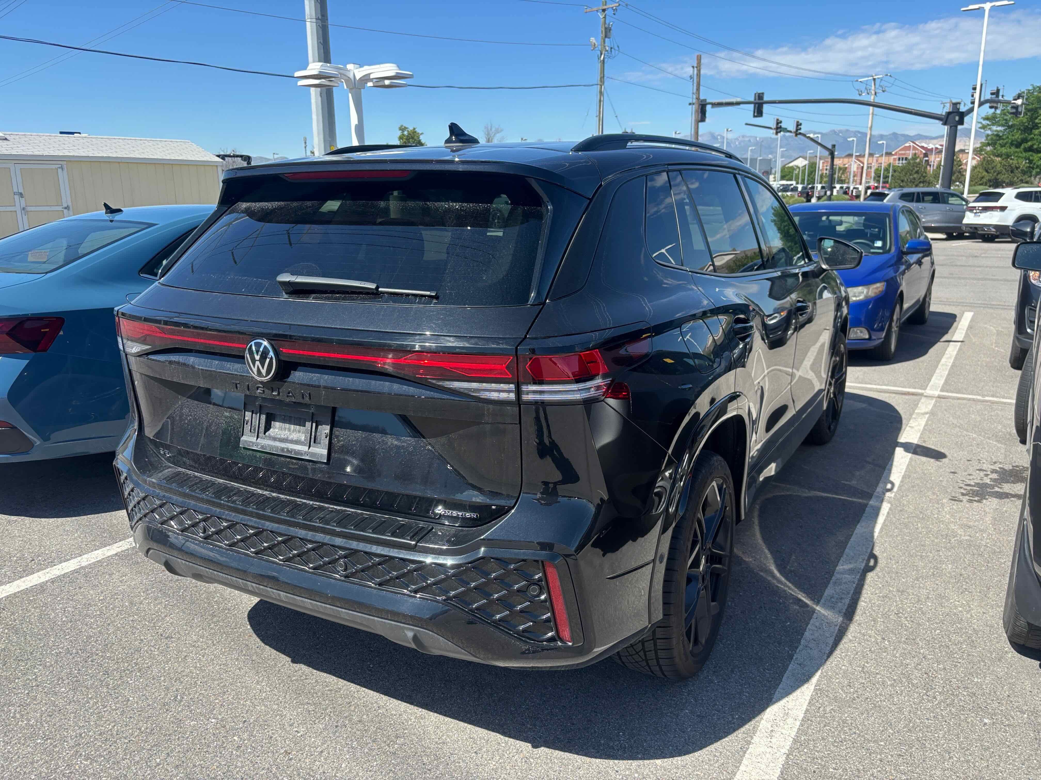2025 Volkswagen Tiguan SE R-Line Black
