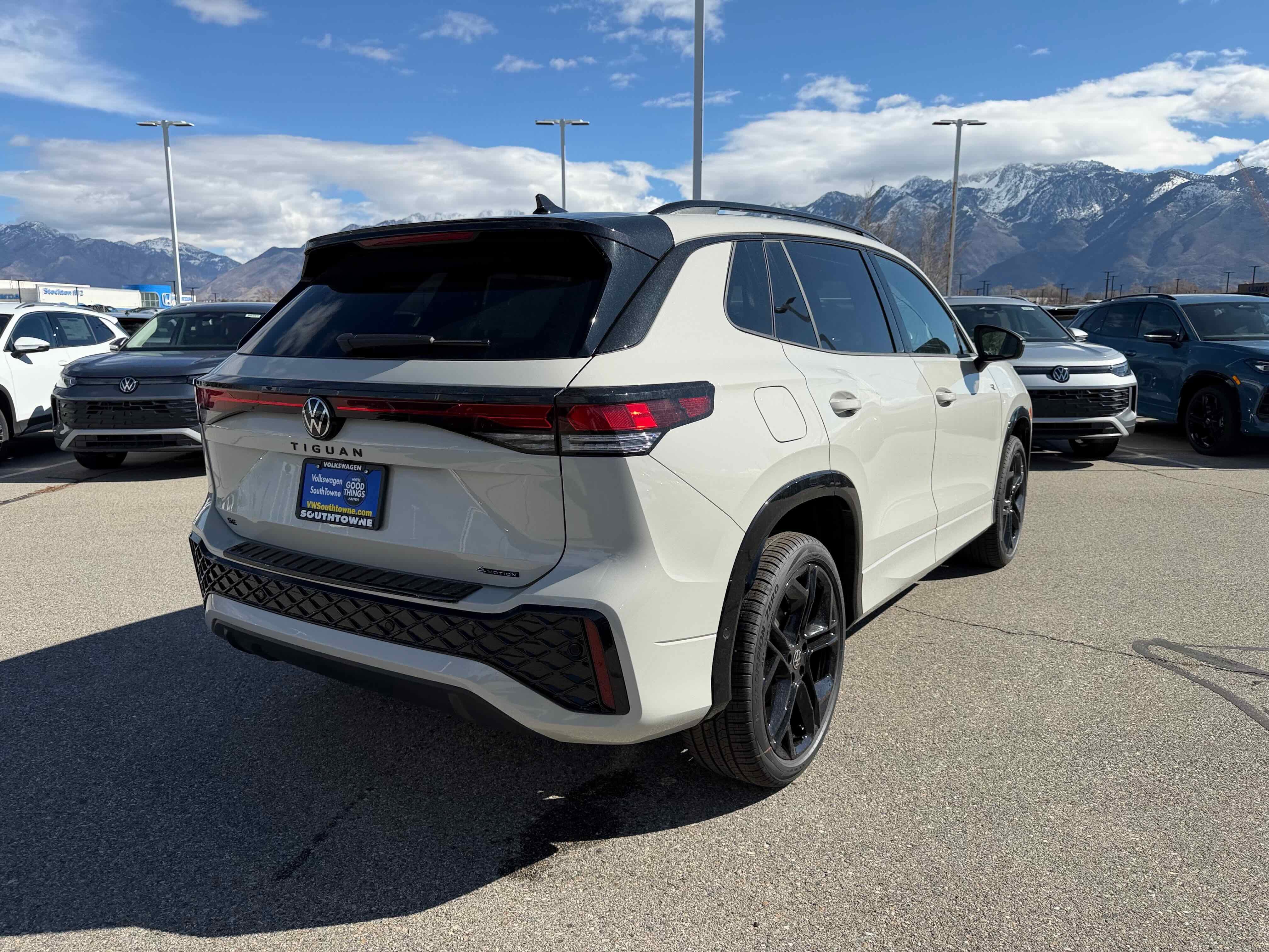 2026 Volkswagen Tiguan SE R-Line Black