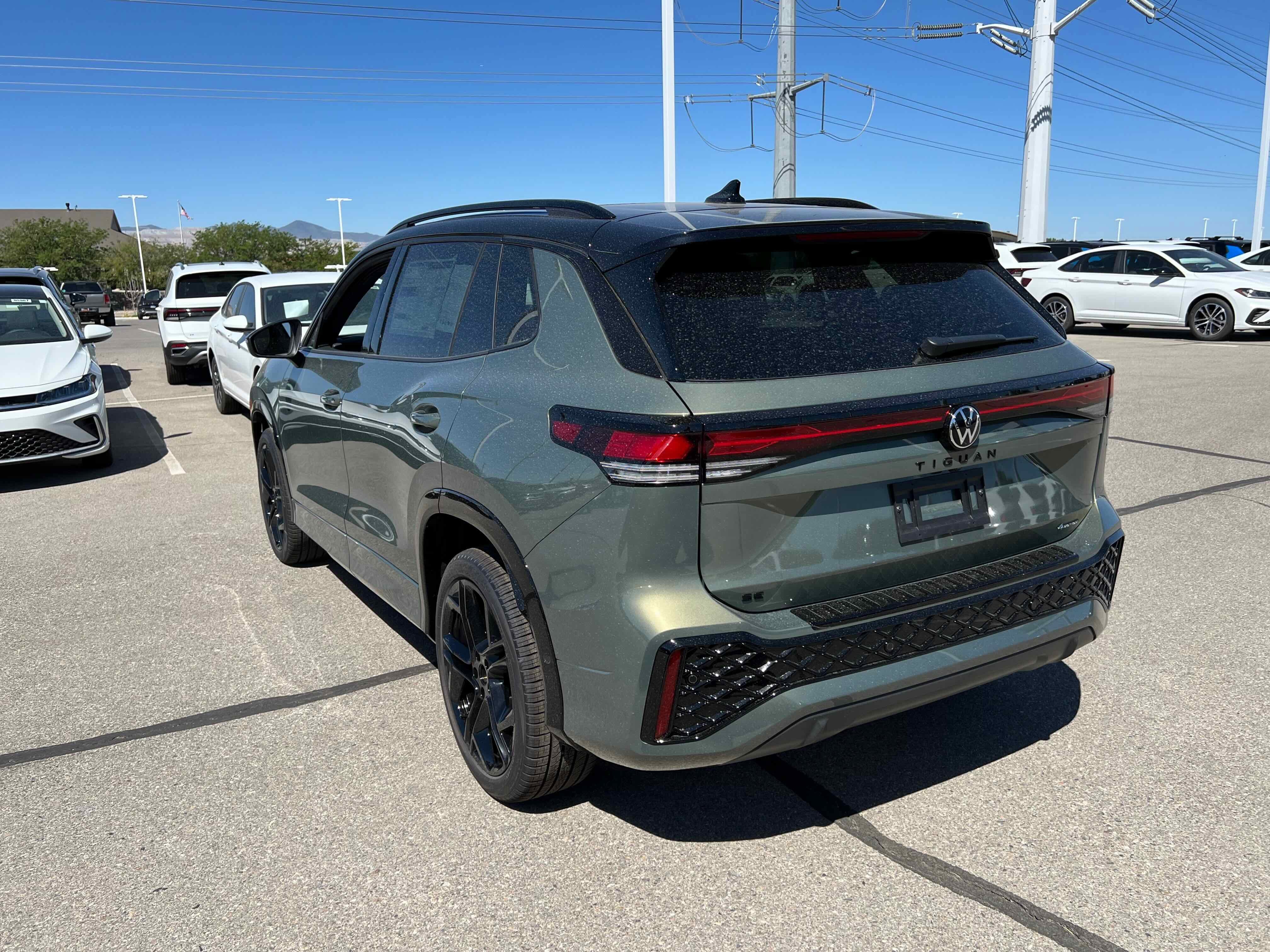 2025 Volkswagen Tiguan SE R-Line Black