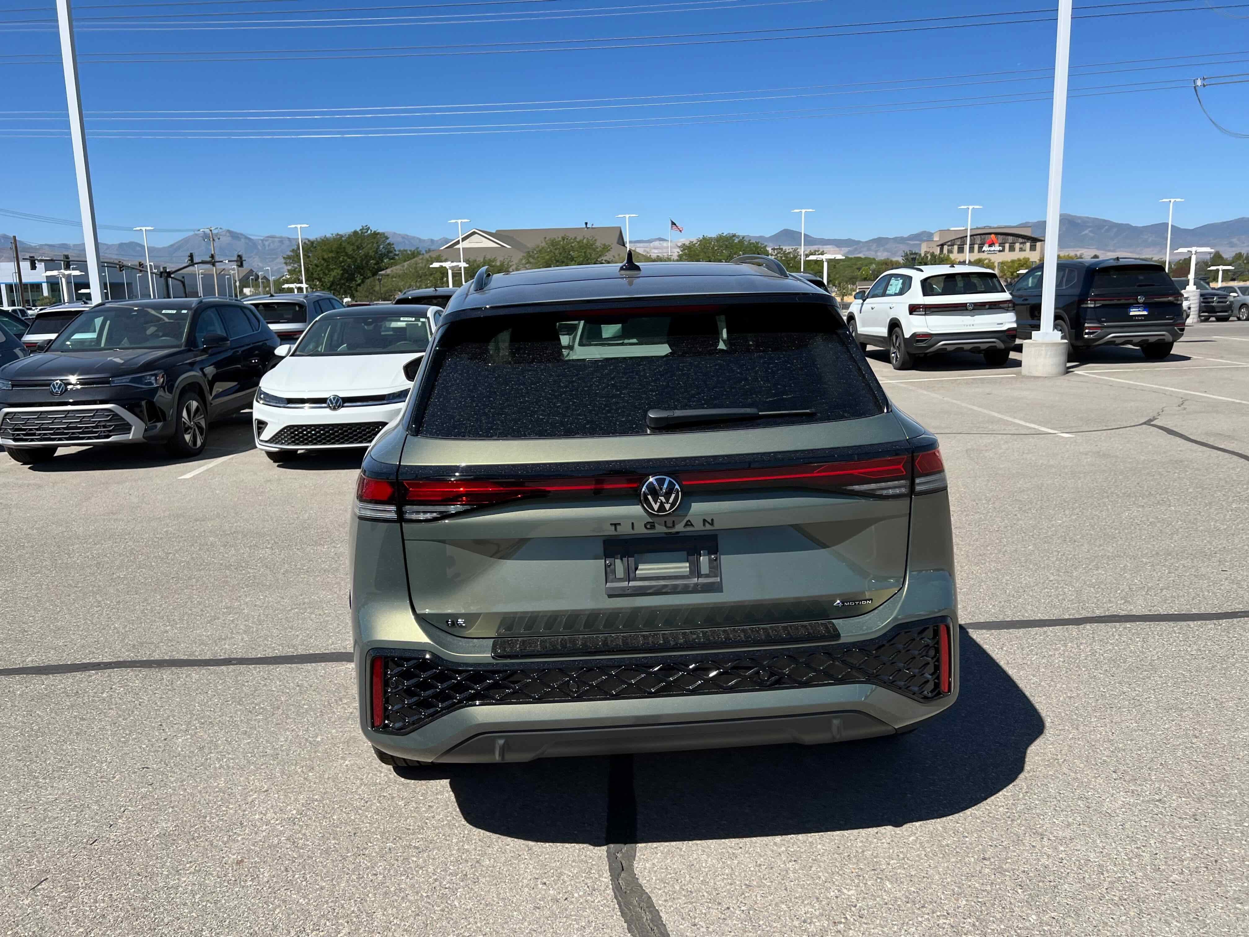 2025 Volkswagen Tiguan SE R-Line Black