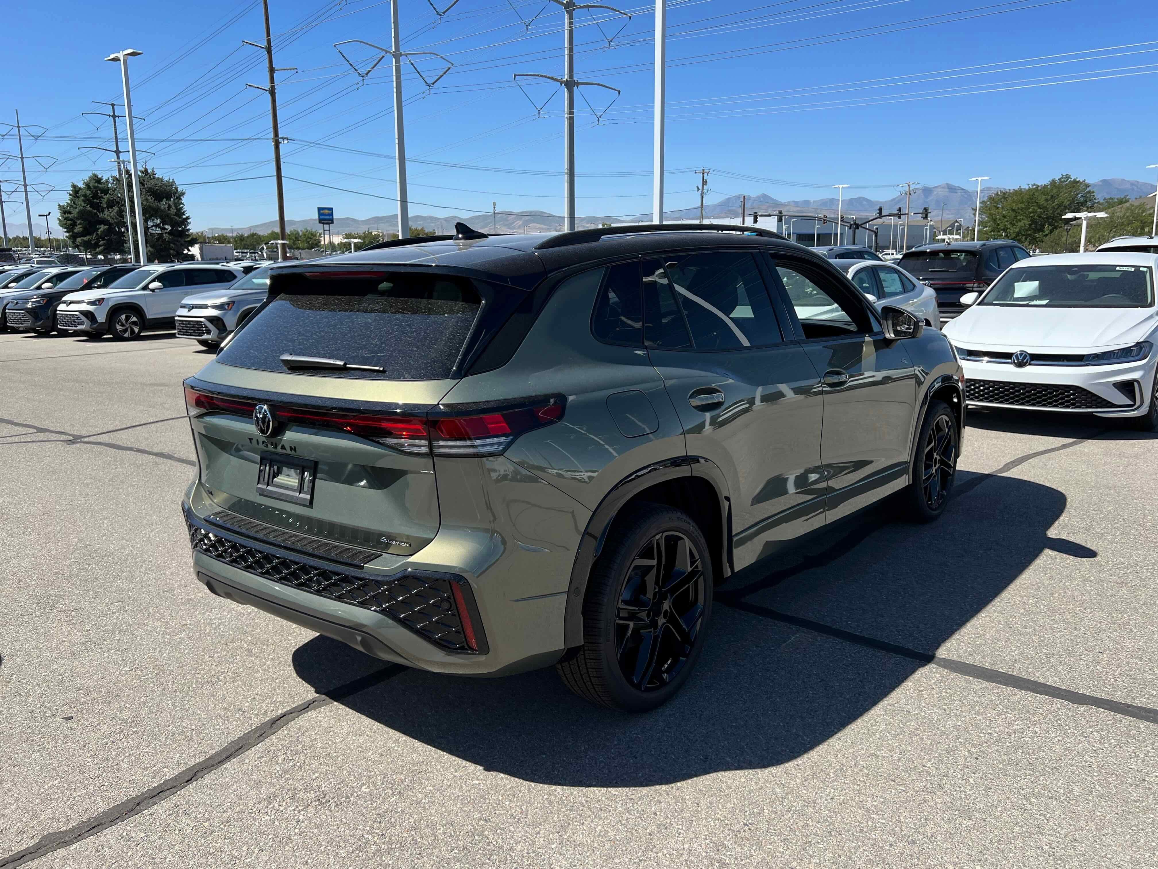 2025 Volkswagen Tiguan SE R-Line Black