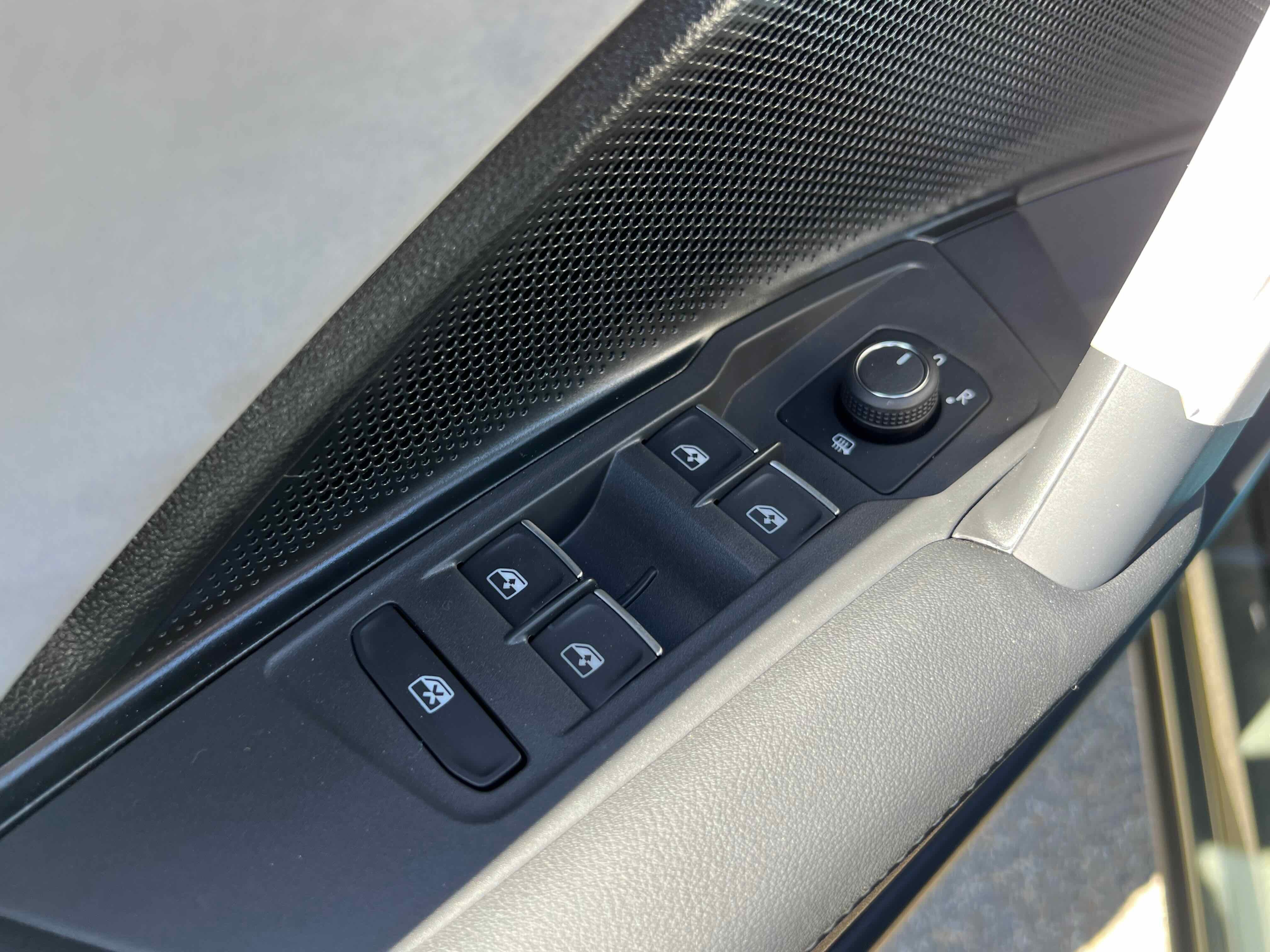 2025 Volkswagen Tiguan SE R-Line Black