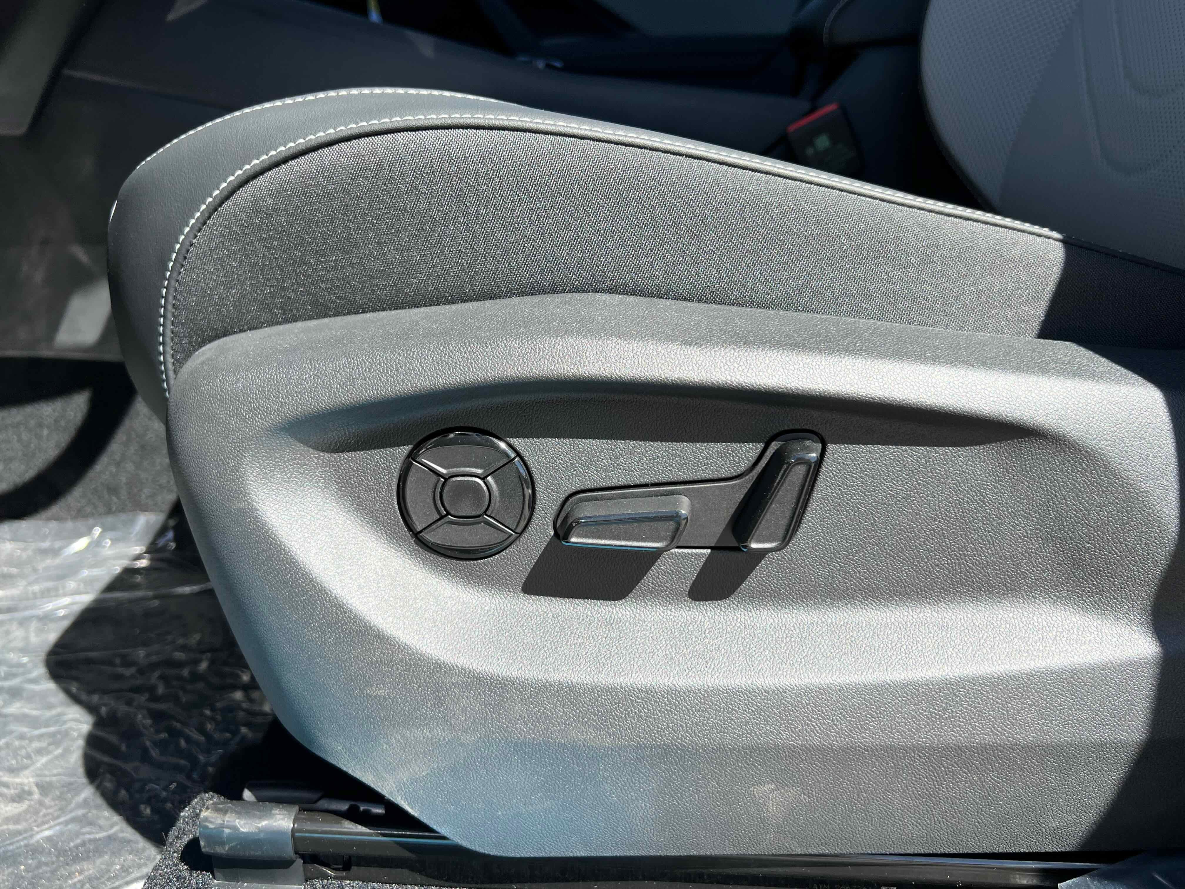 2025 Volkswagen Tiguan SE R-Line Black