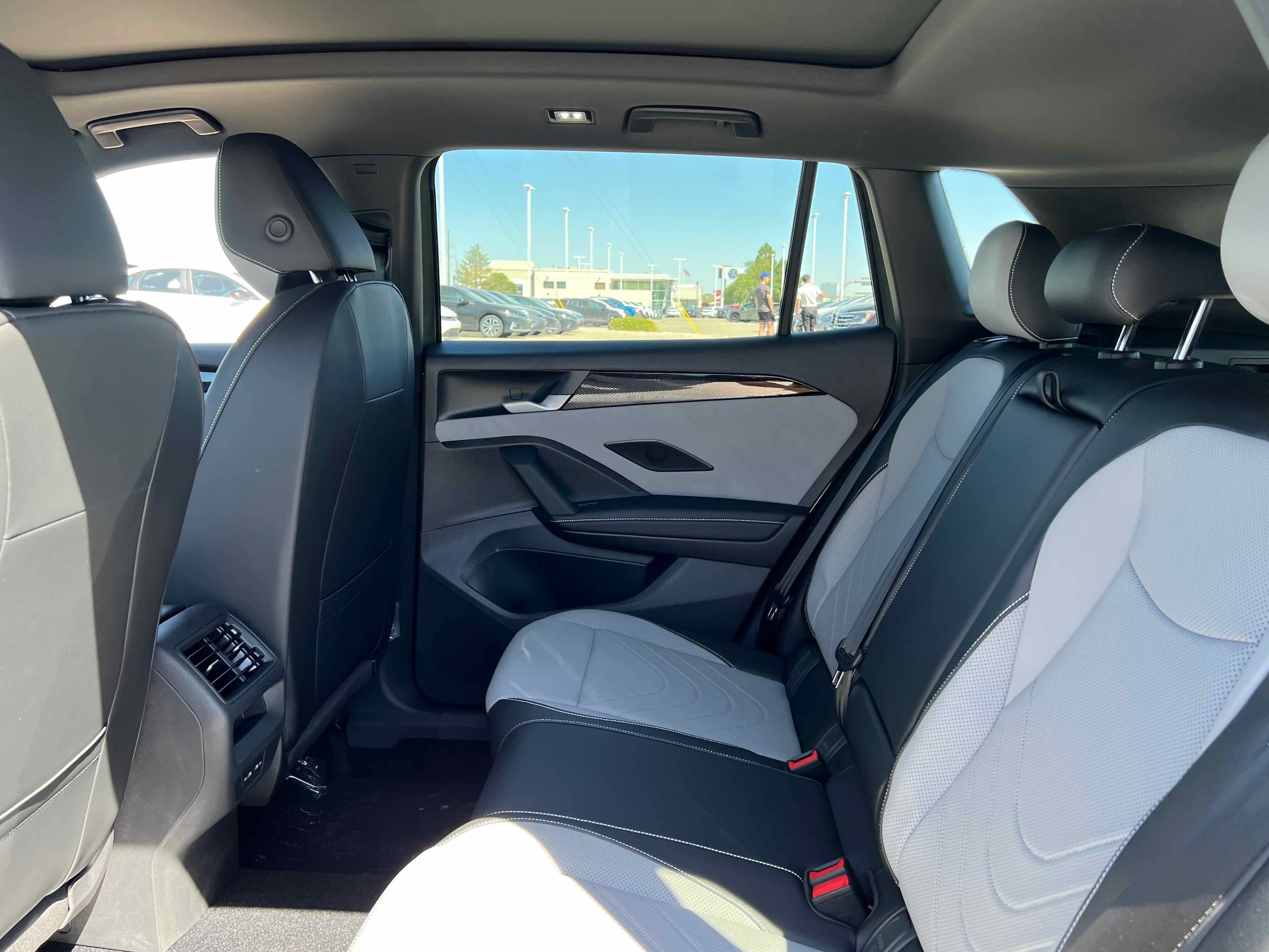 2025 Volkswagen Tiguan SE R-Line Black