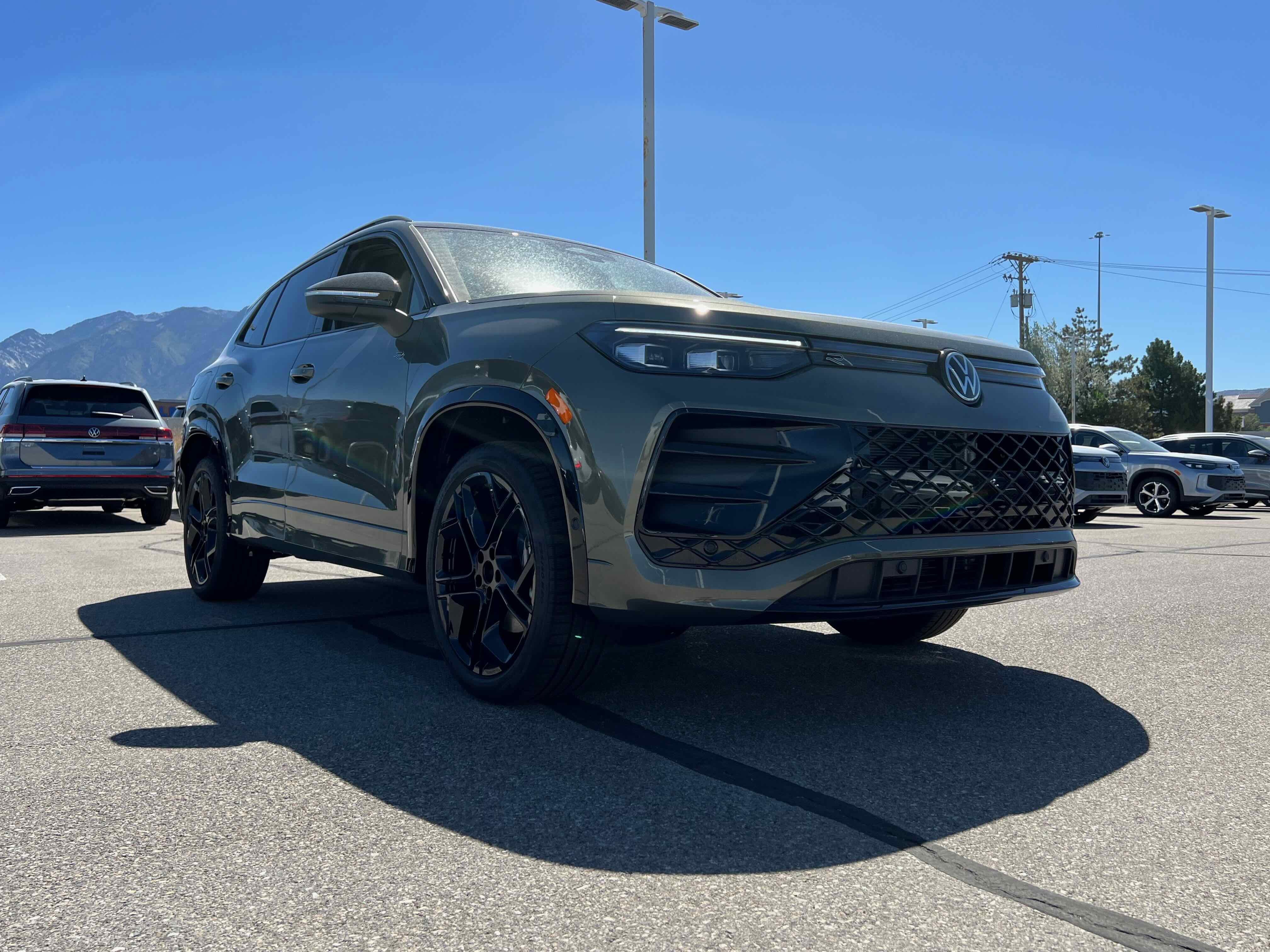 2025 Volkswagen Tiguan SE R-Line Black