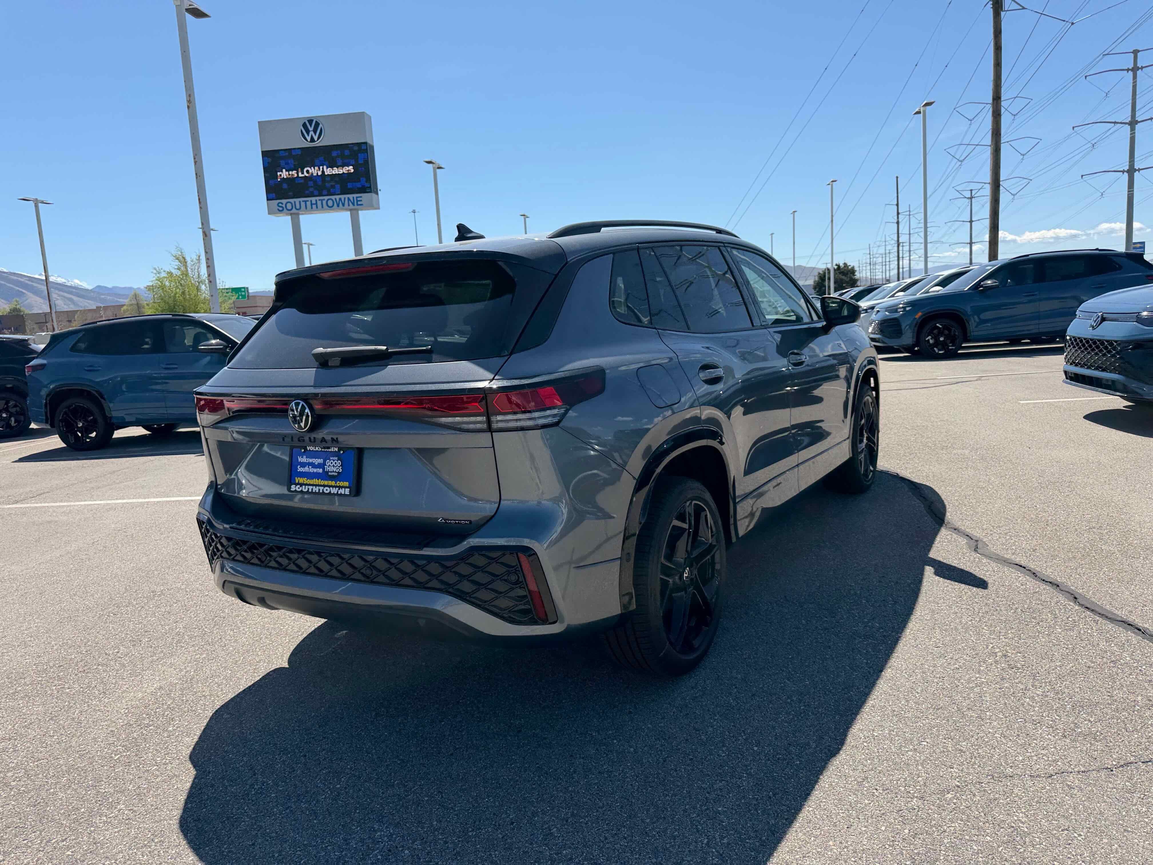 2026 Volkswagen Tiguan SE R-Line Black