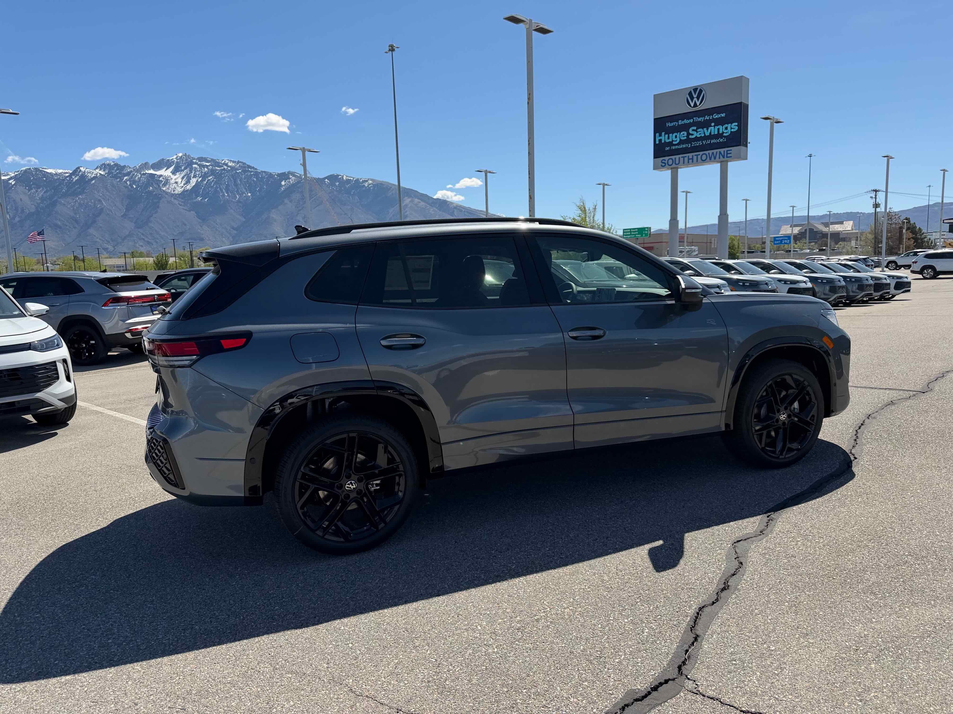 2026 Volkswagen Tiguan SE R-Line Black