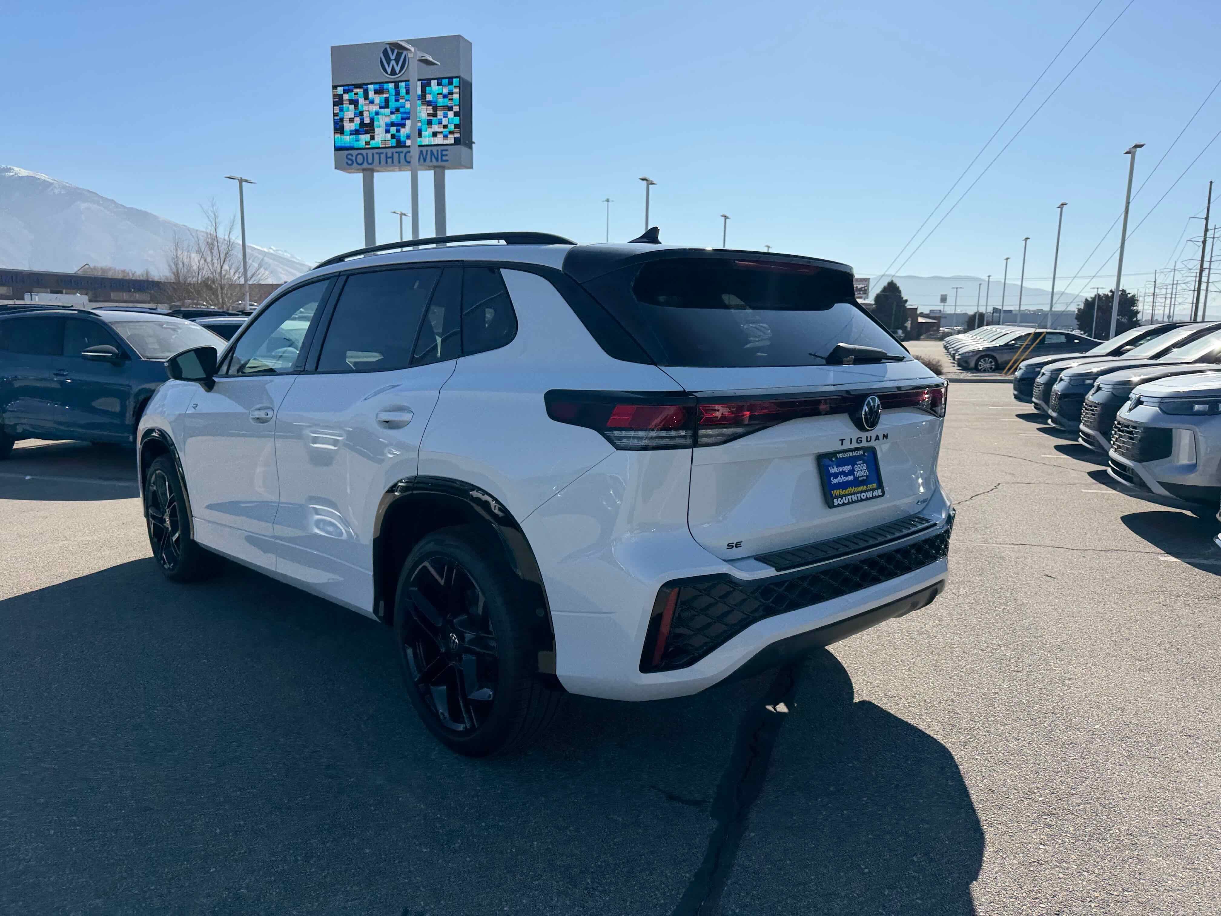 2026 Volkswagen Tiguan SE R-Line Black