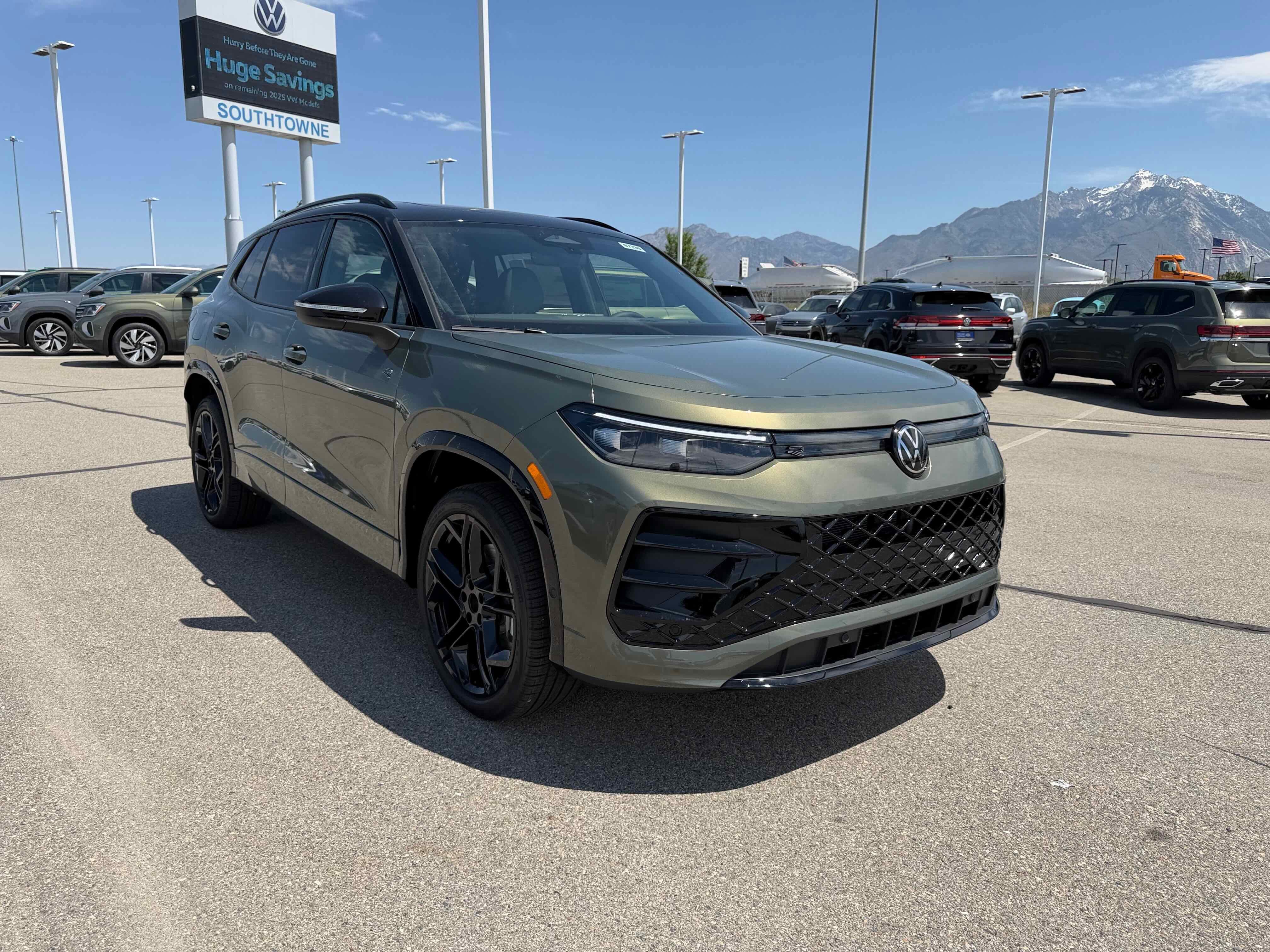 2026 Volkswagen Tiguan SE R-Line Black