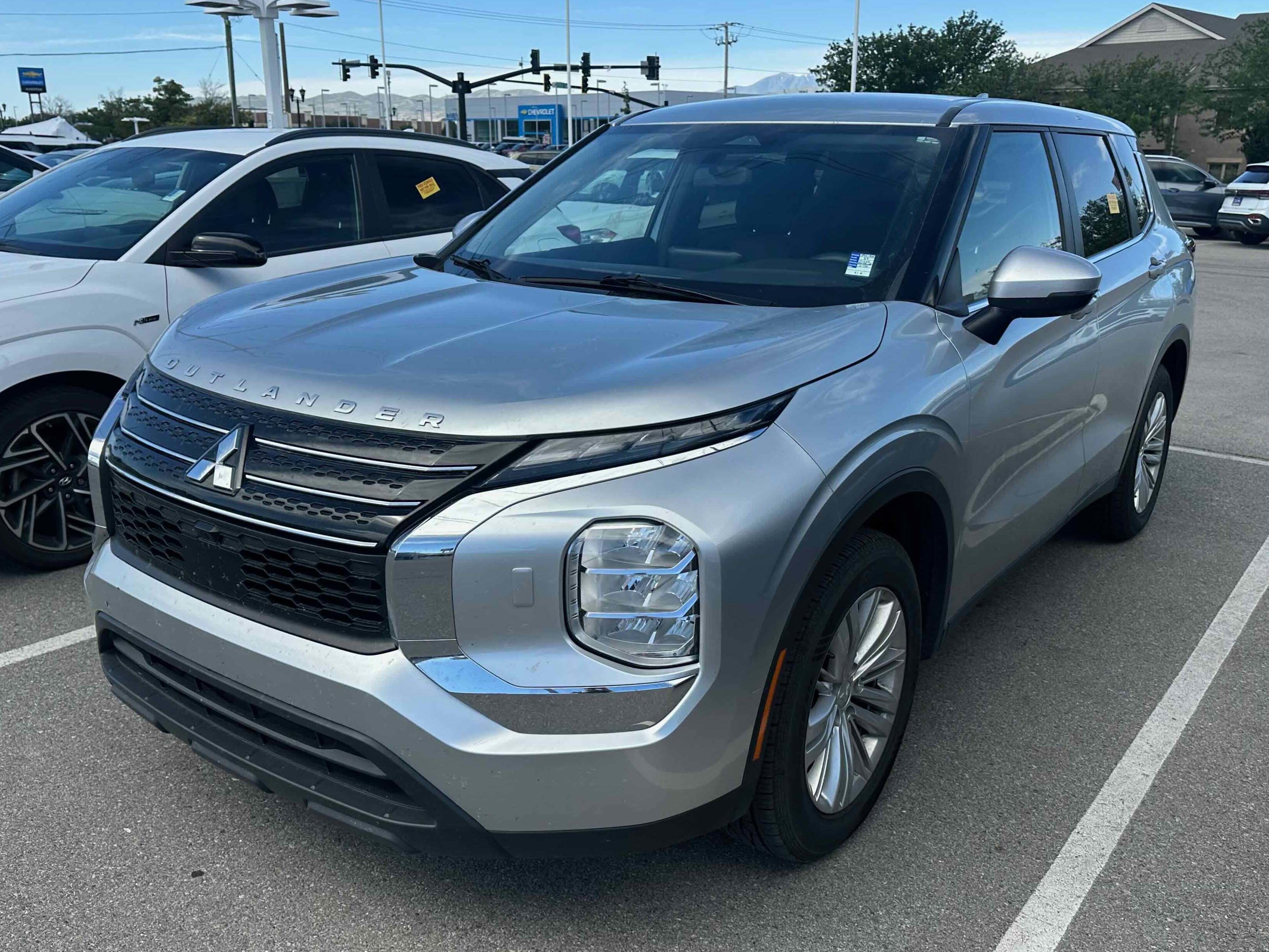 2024 Mitsubishi Outlander ES S-AWC's photo